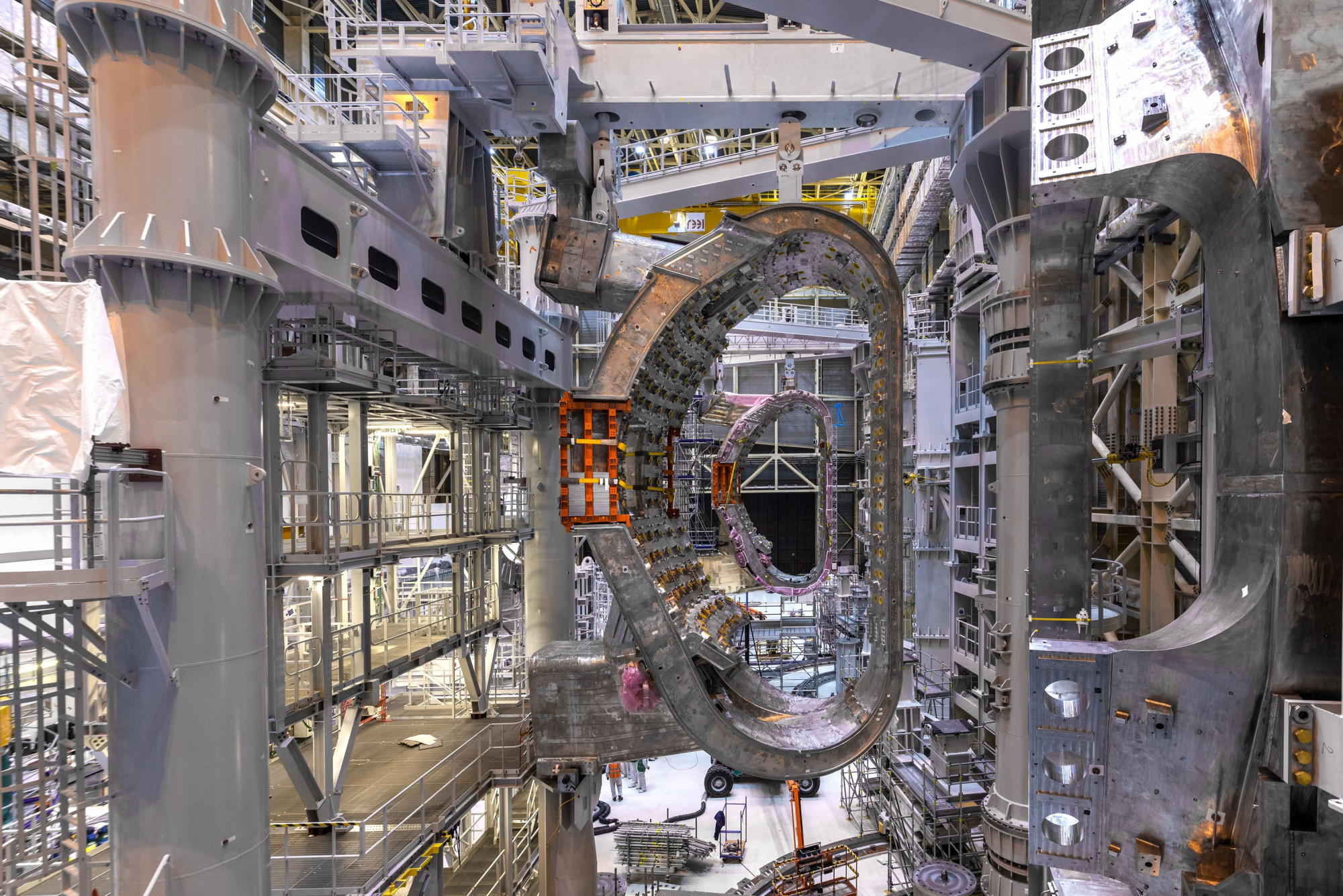 Az ITER építés alatt álló vákuumkamrája