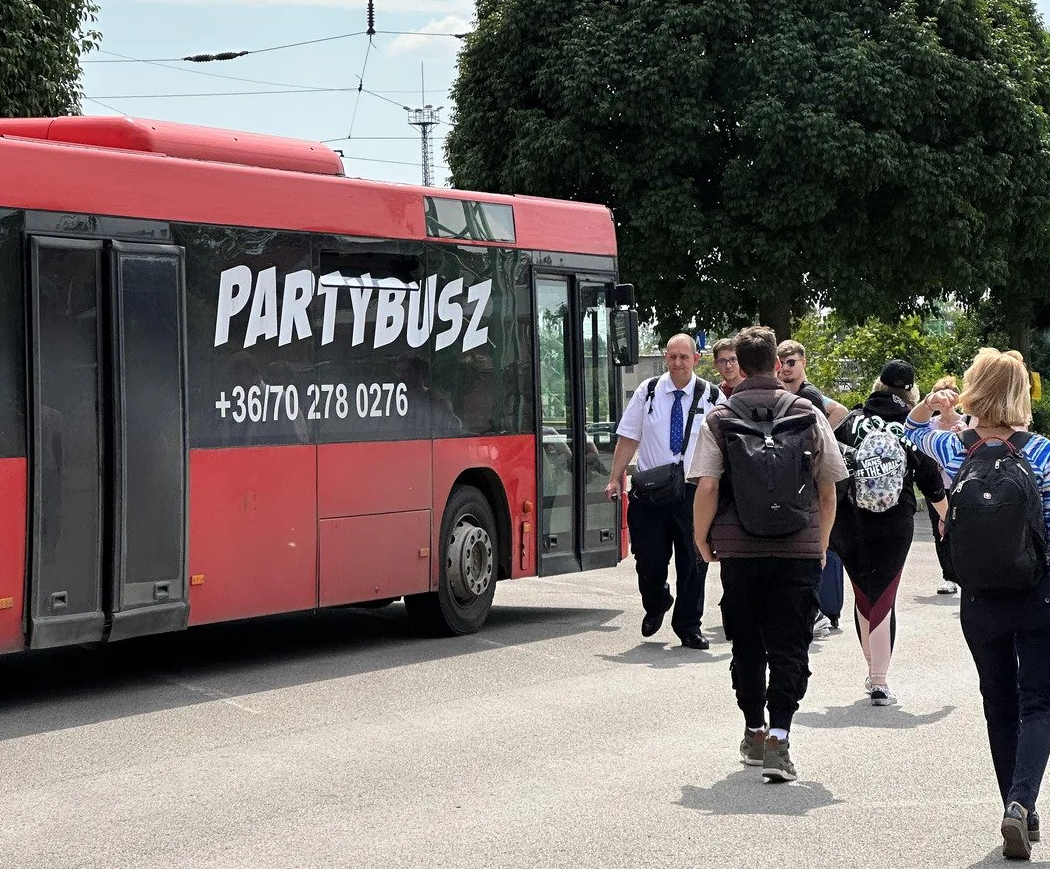 Partybusz pótolta a pécsi vonatot, egy órát utazott a legtüzesebb magyar popszámokra bulizókkal