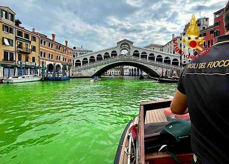 Méregzöld lett a csatorna vize Velencében, és senki nem tudja, miért