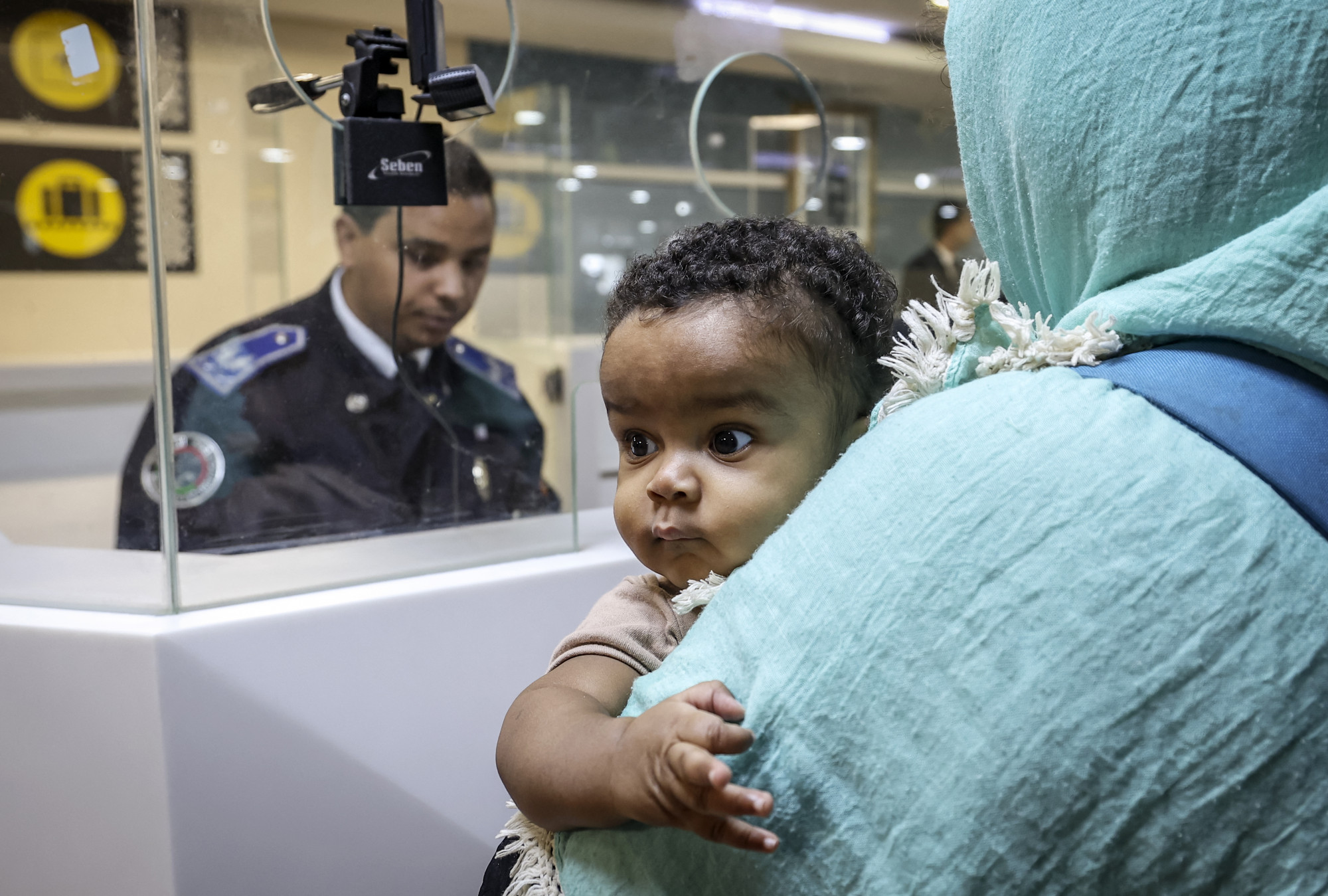 Végül terhesen, a hároméves kislányával, az éj leple alatt gyalogolt ki a harcok dúlta Szudánból egy nő, akinek a brit kormány egy éve nem bírálja el a vízumkérelmét