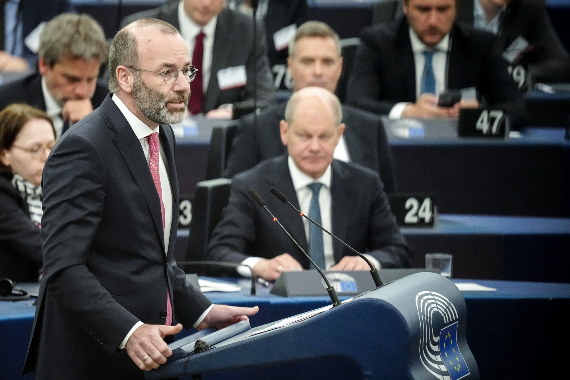 Manfred Weber, a legnagyobb frakció vezetője beszél az Európai Parlamentben