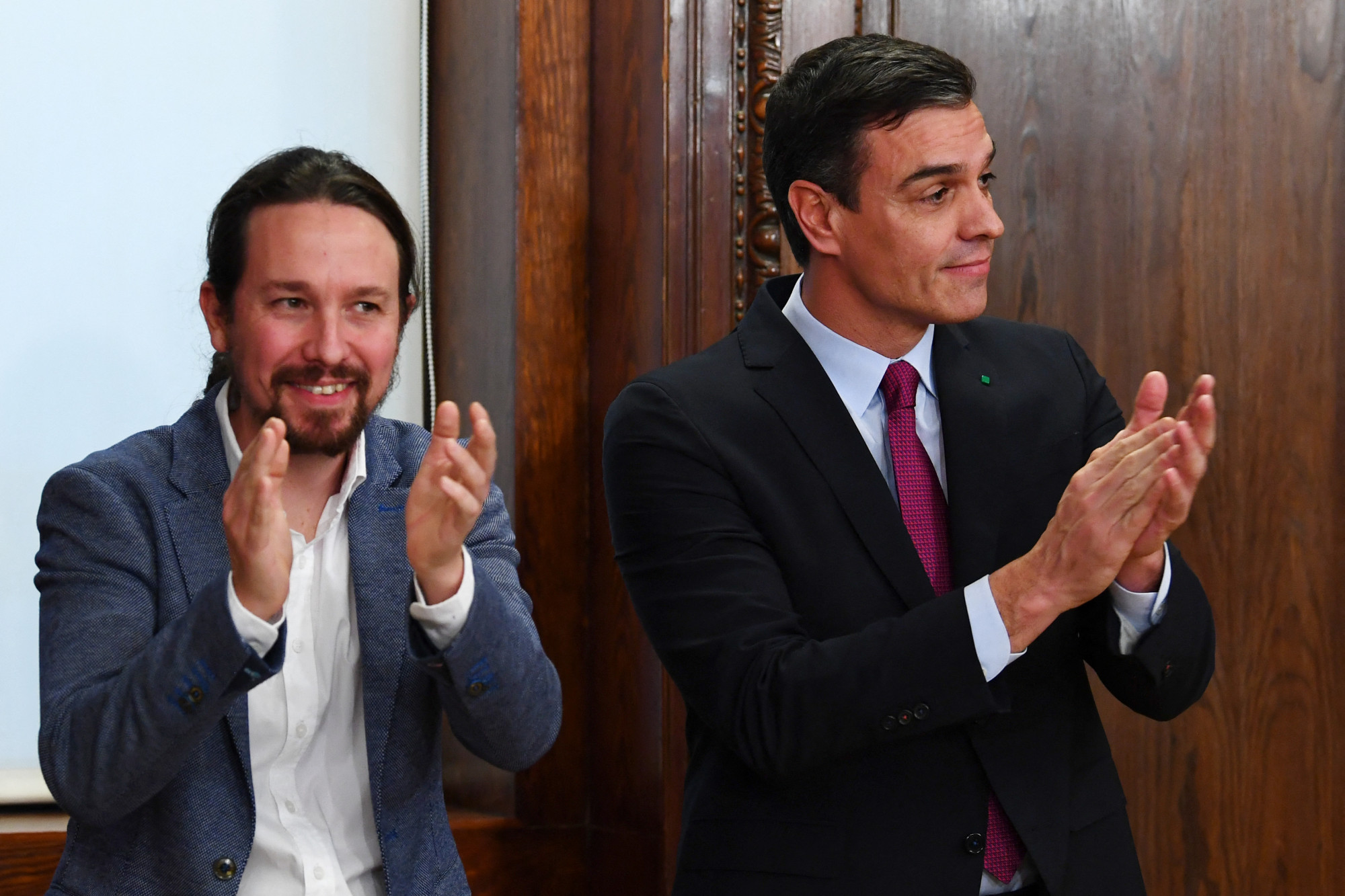 Pablo Iglesias (Podemos) és Pedro Sanchez (Munkáspárt) a koalíciós megállapodás aláírásakor 2019-ben
