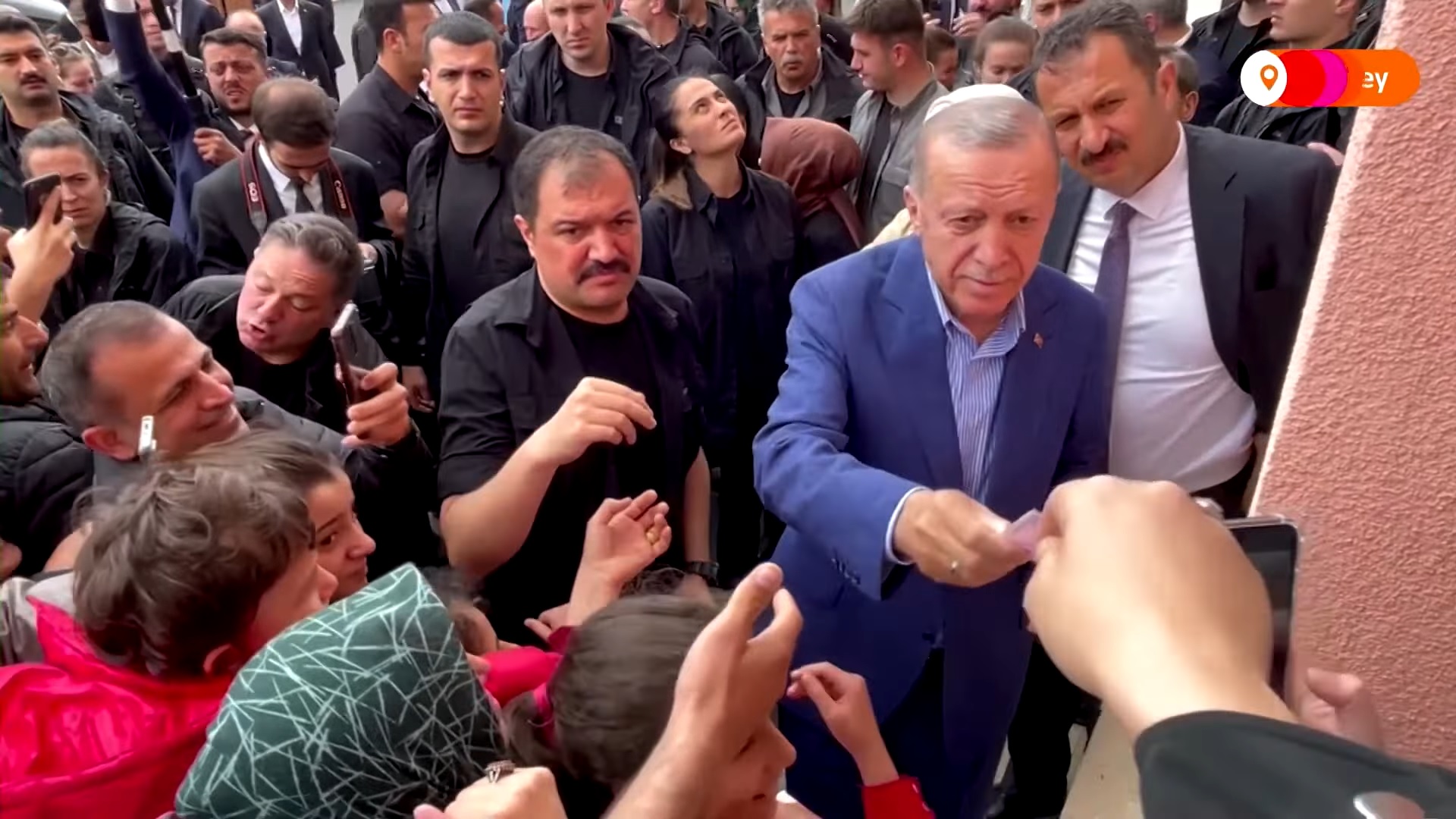 Erdoğan készpénzt osztogatott a híveinek az isztambuli szavazóhely előtt