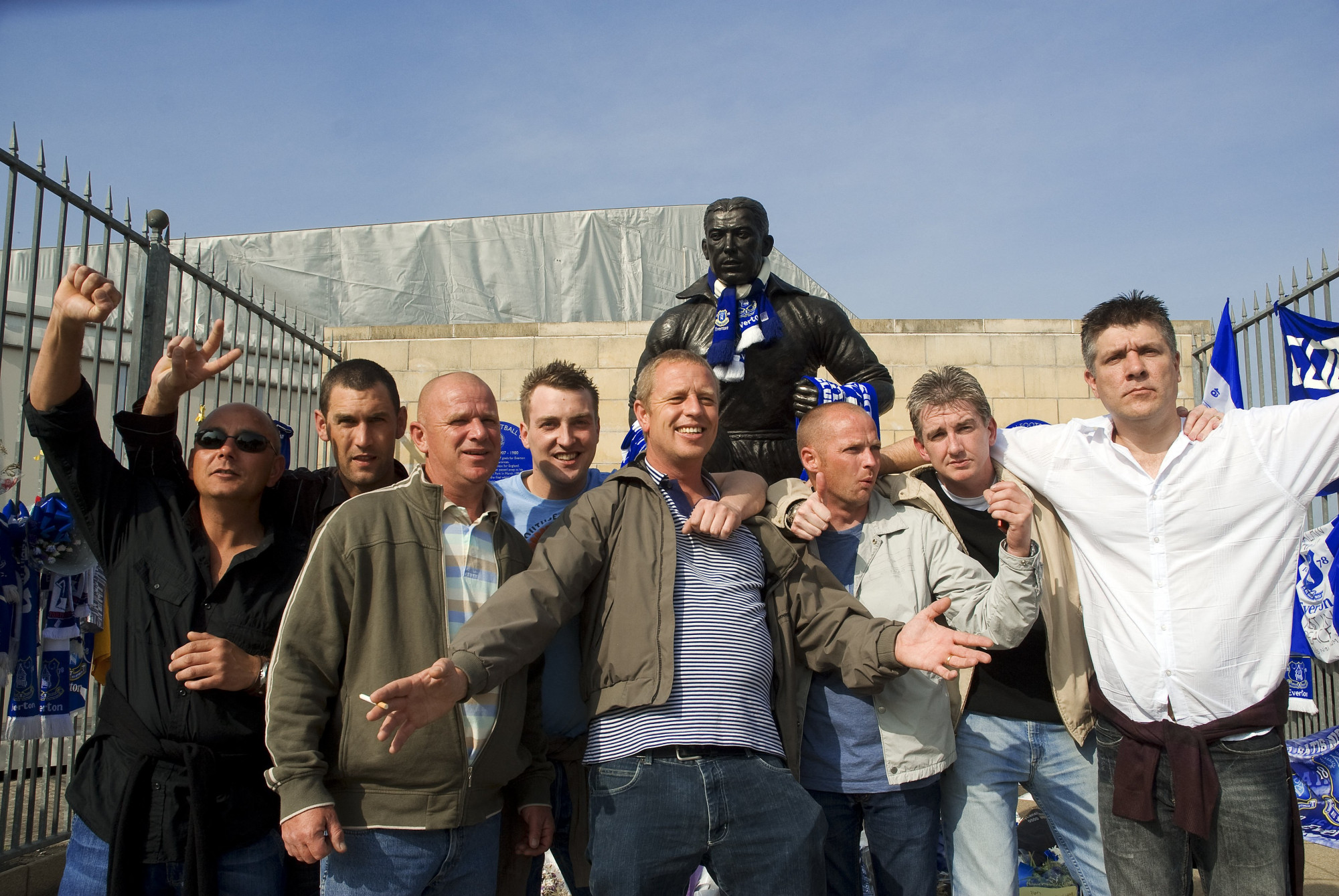 Dixie Dean szobra a Goodison előtt és az Everton drukkerei egy 2007-es fotón