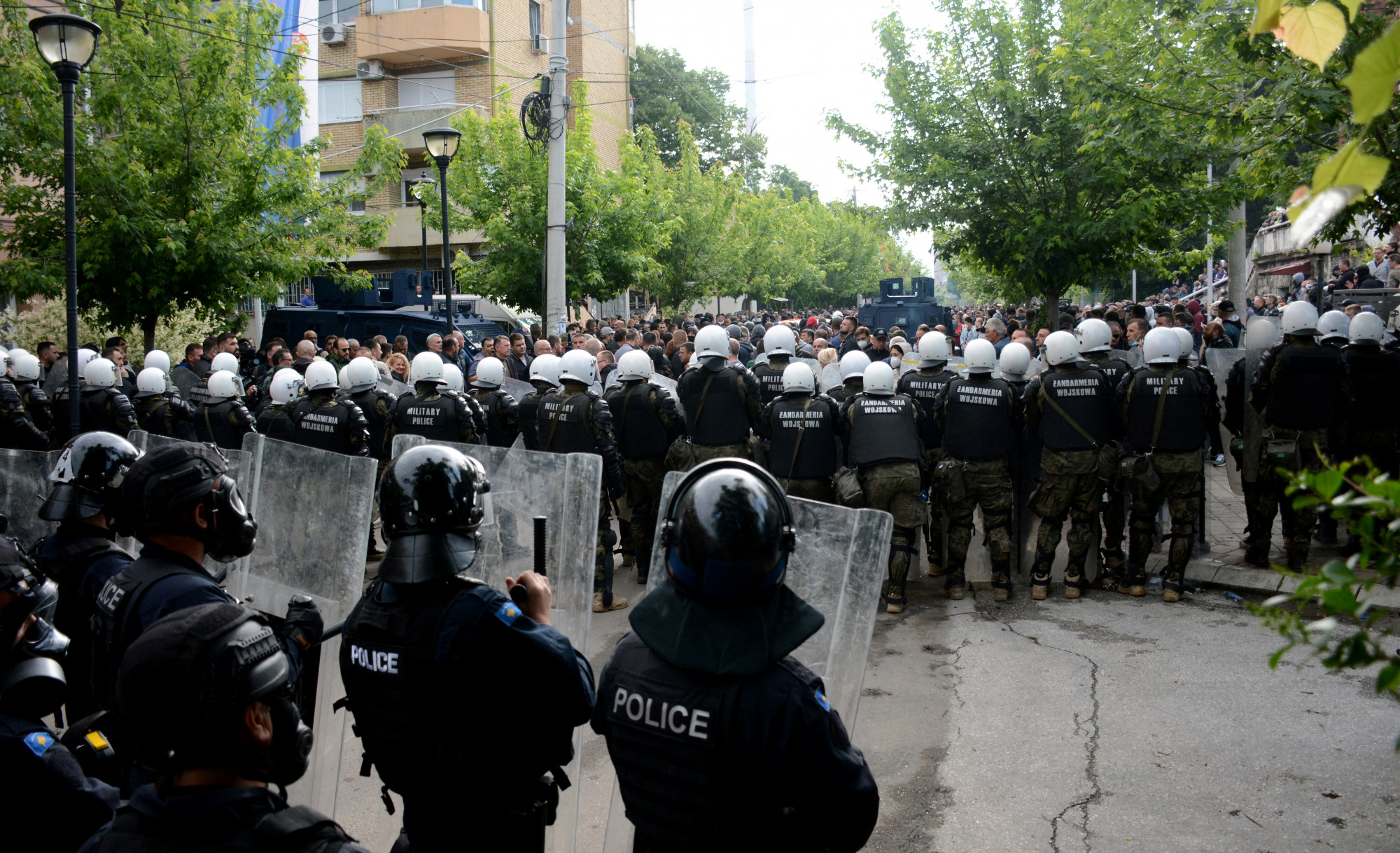 Koszovói rohamrendőrök és a KFOR katonái Zvecan polgármesteri hivatala előtt 2023. május 29-én.