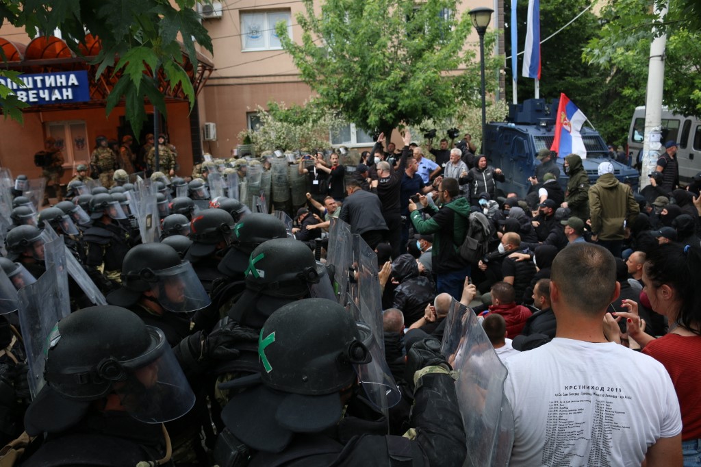 Koszovói zavargások: meg kellett műteni az egyik sérült magyar katonát
