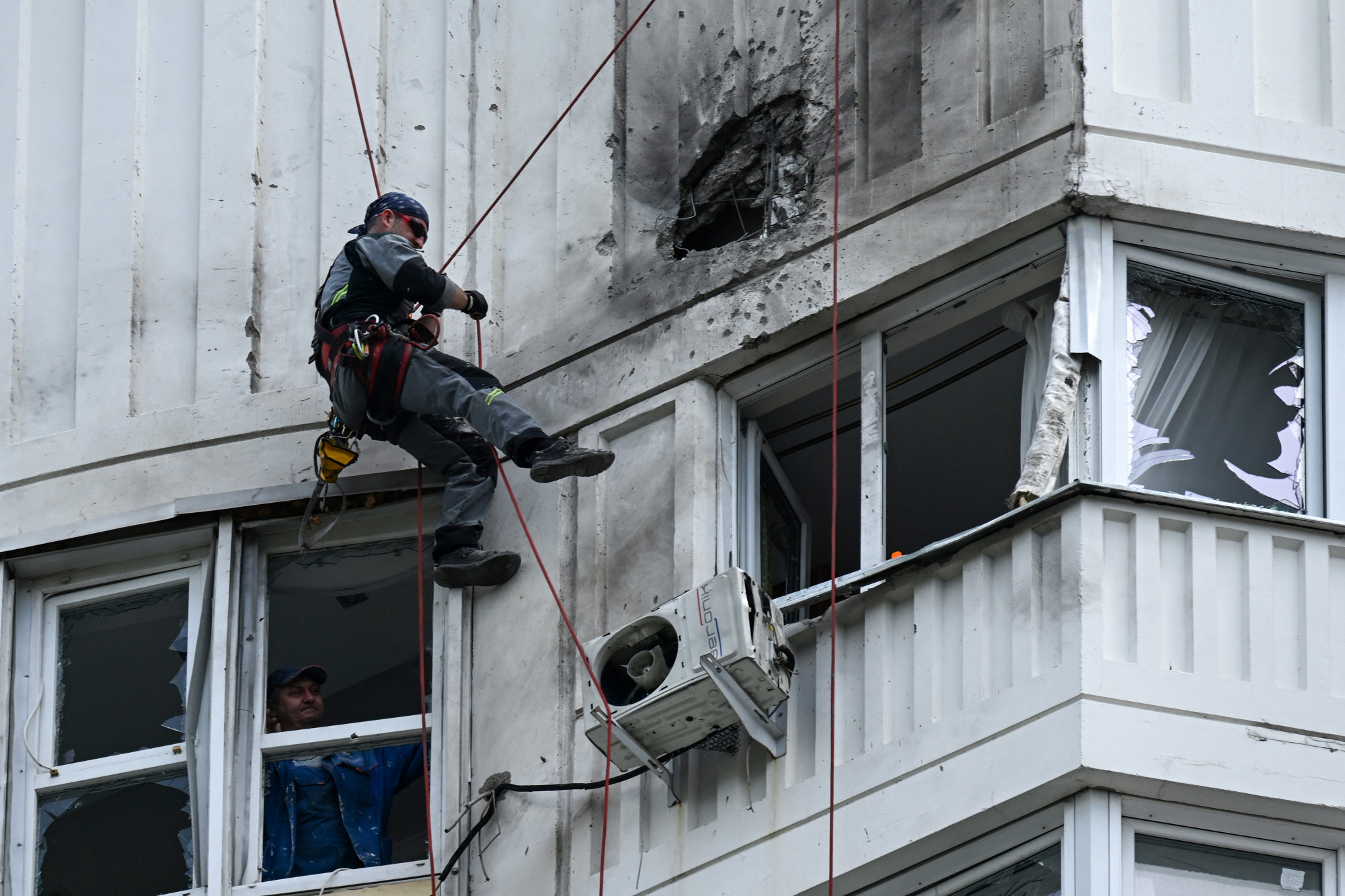 Egy moszkvai lakóház vizsgálata egy állítólagos dróntámadás után május 30-án.