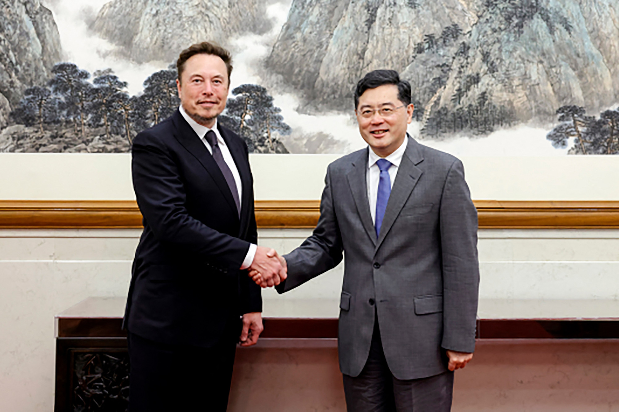 Elon Musk Pekingbe ment a kínai külügyminiszterhez