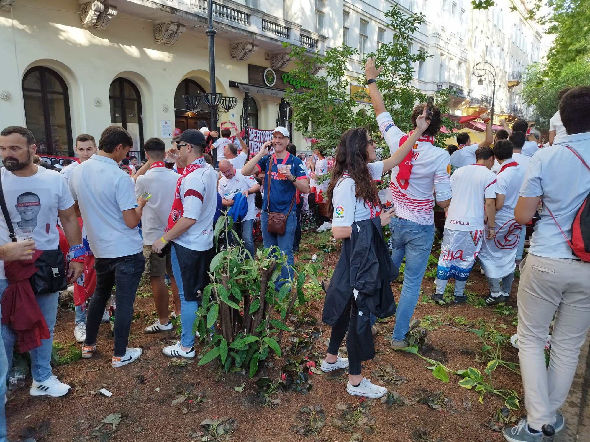 Négymillió forintos számlát nyújtott be a VI. kerület a sevillai futballszurkolók rombolása miatt
