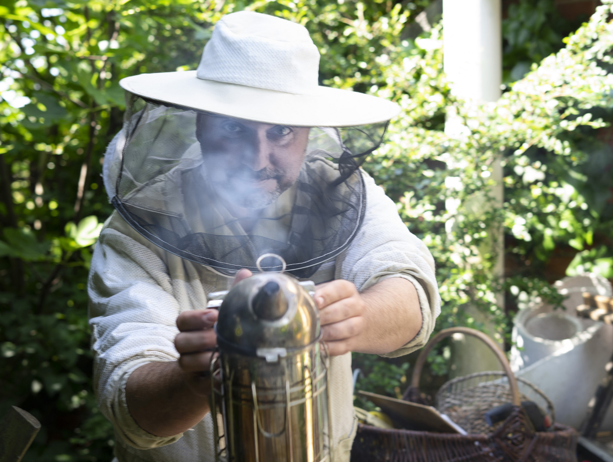 Filológus méhész füstölővel