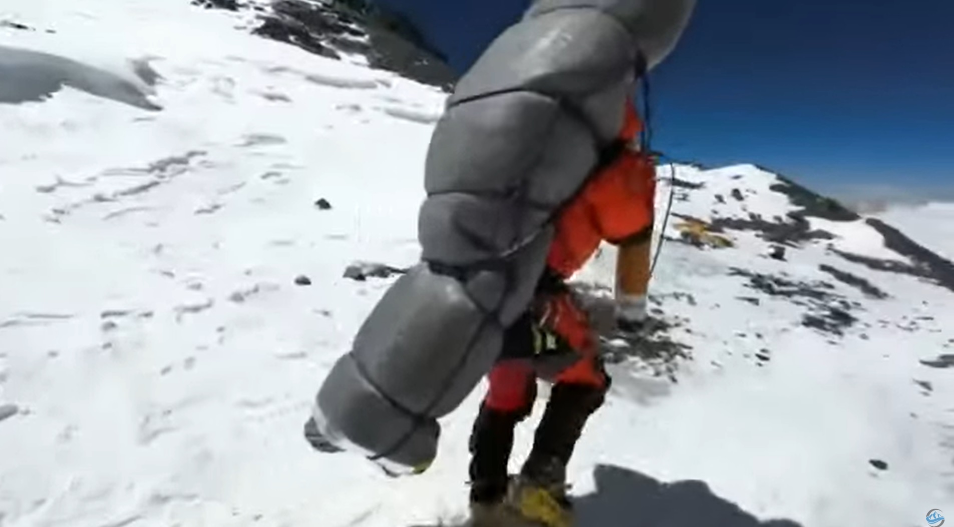 A Mount Everest halálzónájából hozott le egy mászót a nepáli Gelje Serpa