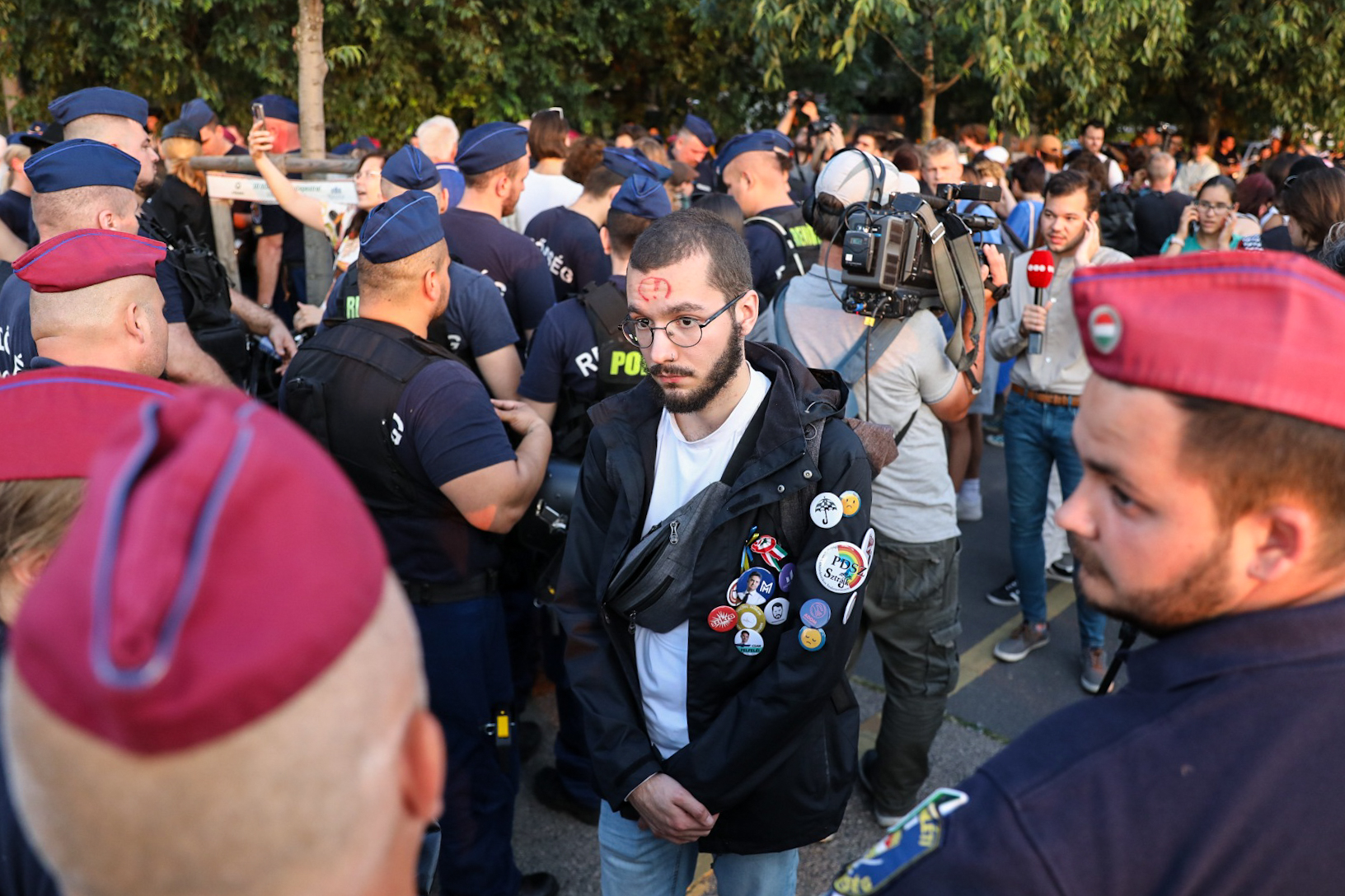 A rendőrök a rakpartnál körbezárták és igazoltatják a státusztörvény ellen vonuló tüntetőket