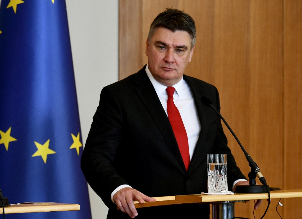 A horvát elnök szerint a Szlava Ukrajinyi köszöntés pontosan olyan, mint a Sieg Heil