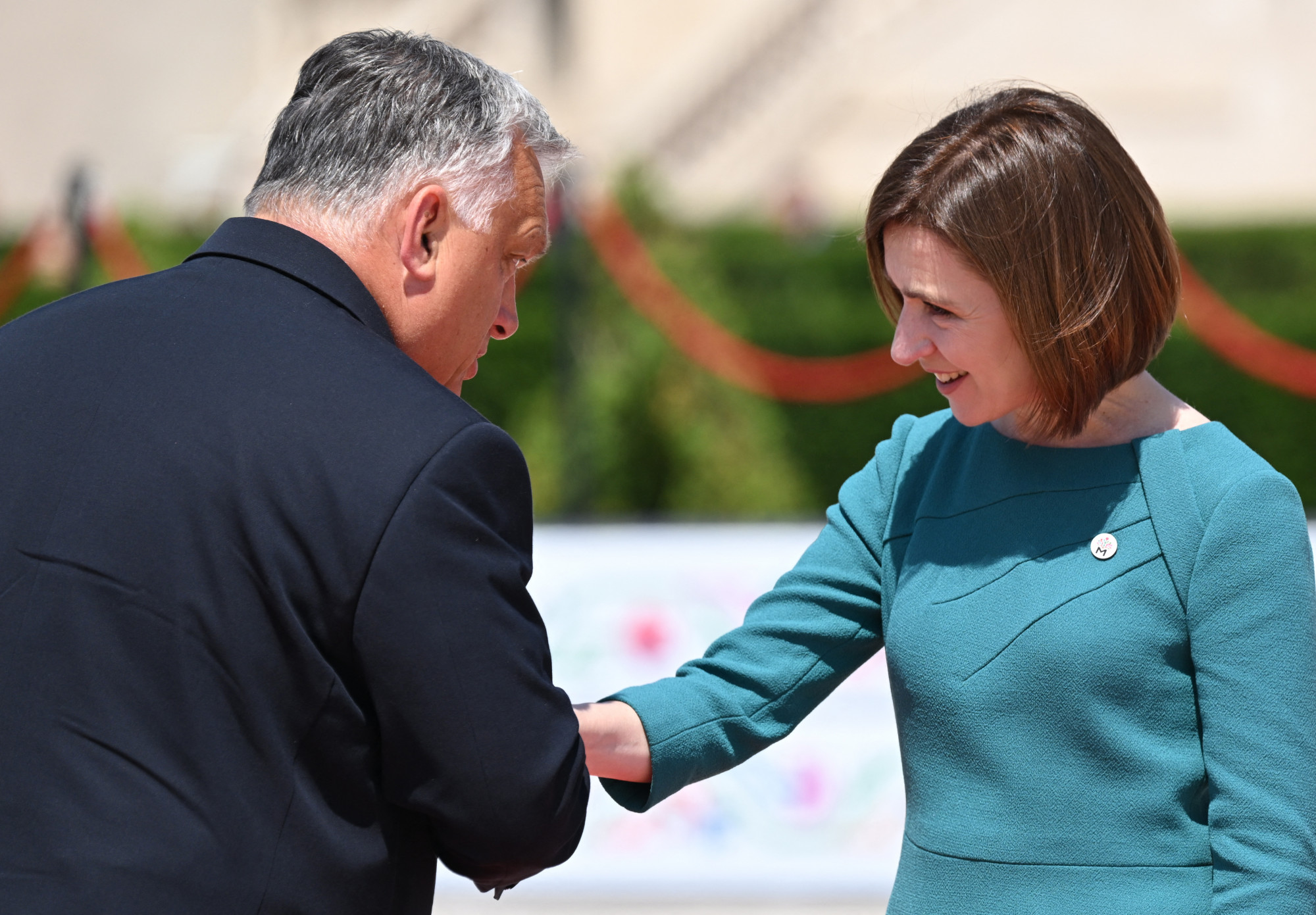 Nem jött össze Orbánnak a kézcsók, a moldovai elnök inkább elrántotta a kezét