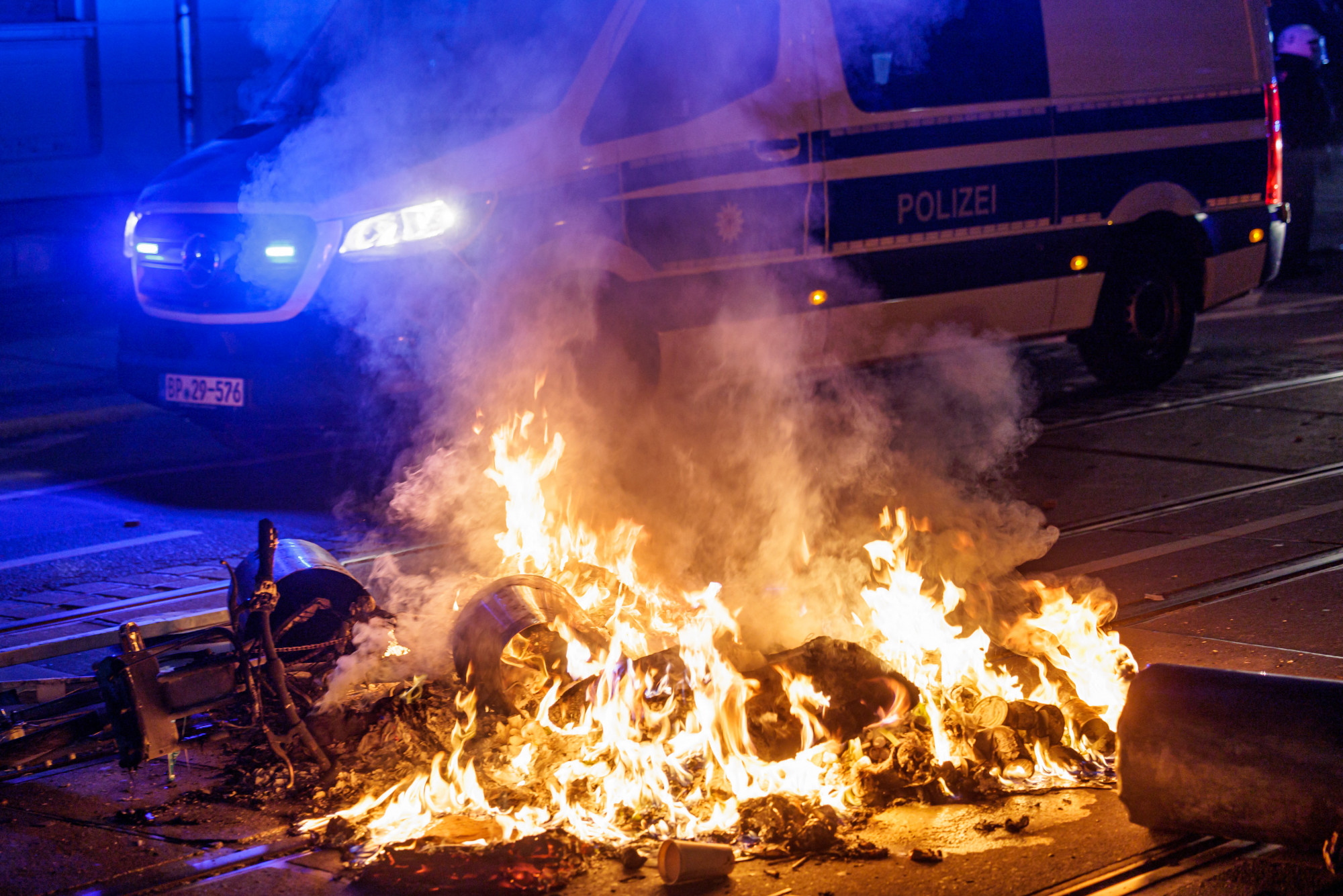 Összecsapások voltak a tüntetők és a rendőrök között a neonácikra támadó nő elítélése miatt Lipcsében
