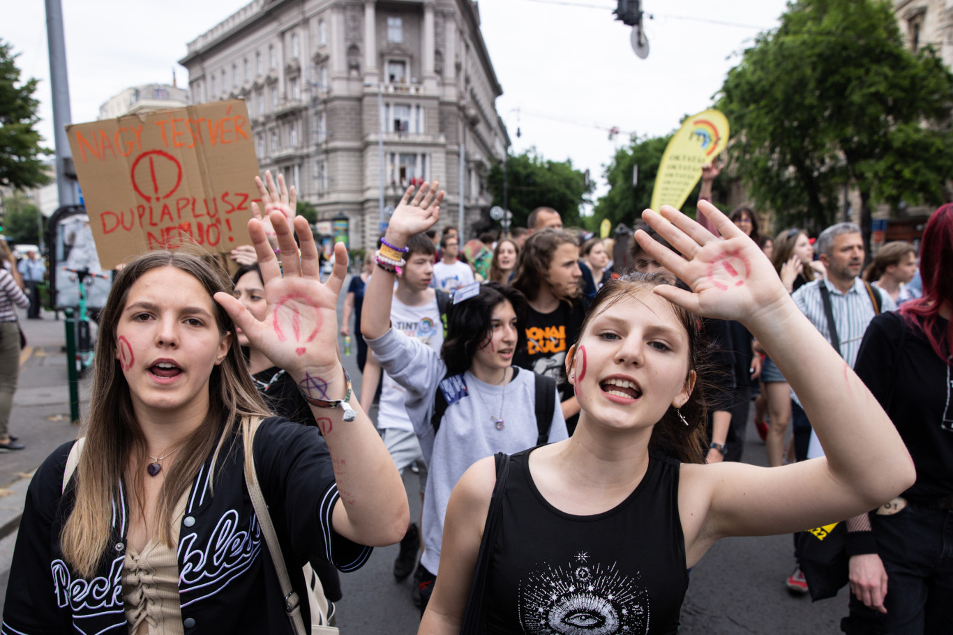 16 évre vinné le a választási korhatárt Magyar Péter