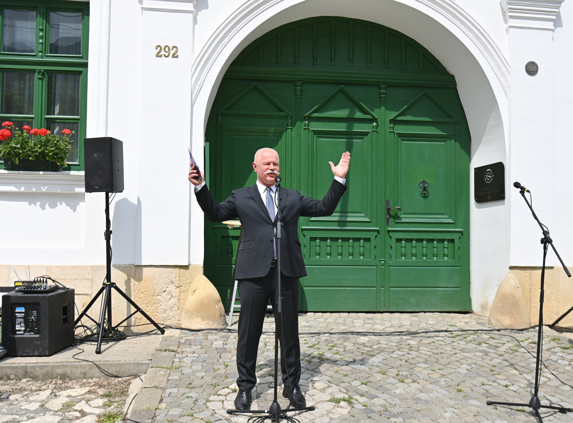 Csák János kulturális és innovációs miniszter beszédet mond a Duna-nap megnyitóján a Duna-ház előtt Torockón 2023. június 3-án.