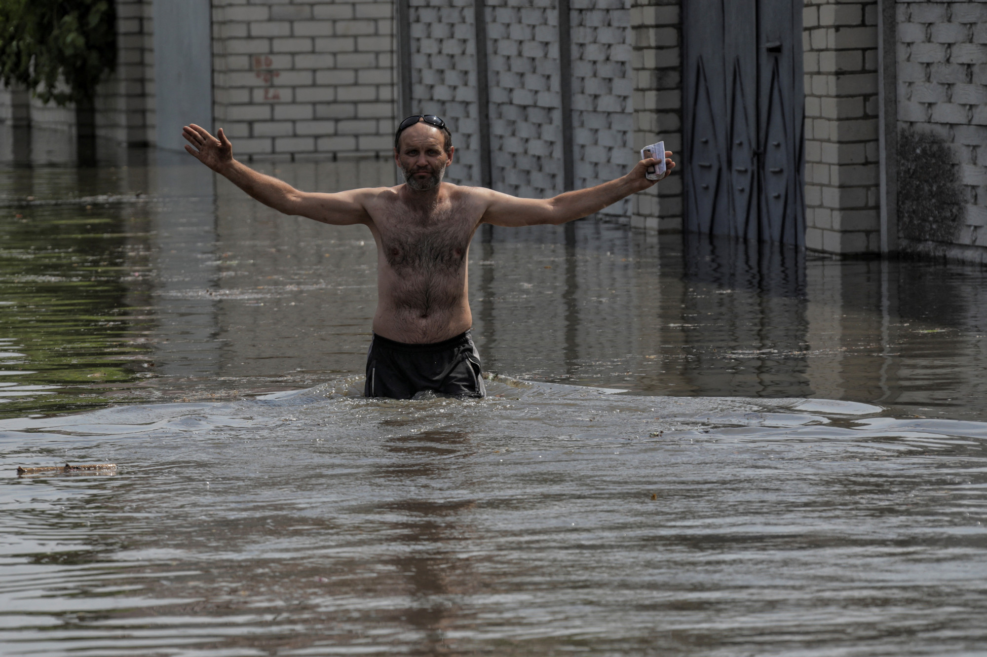 A Nova Kahovka-i víztározó gátjának átszakadása miatt 40 ezer ember evakuálására lehet szükség