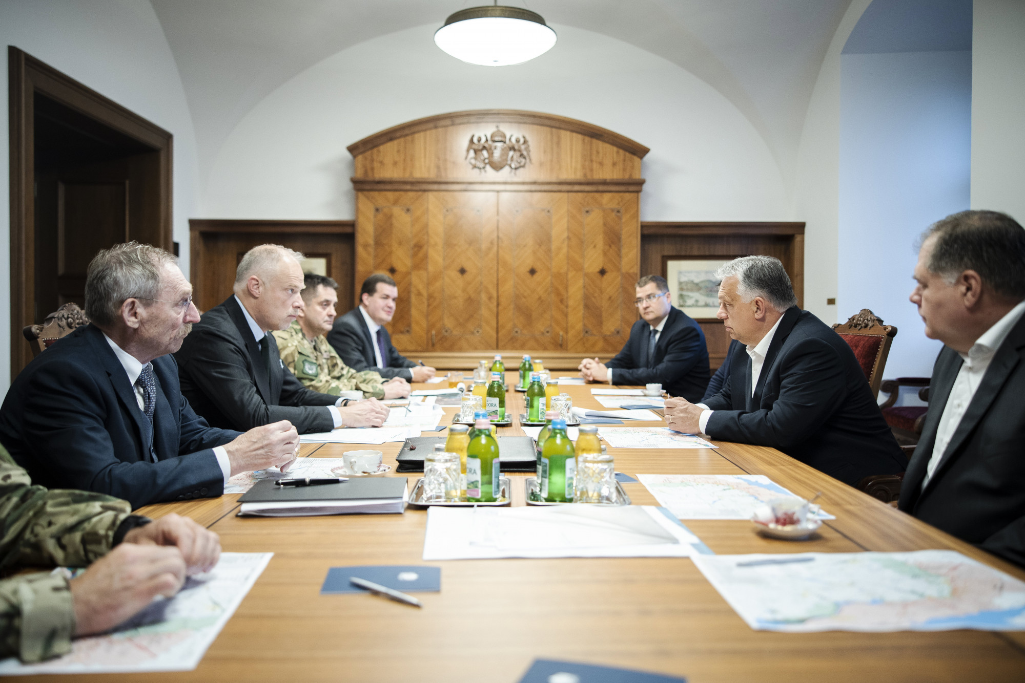 Rogán ott ült Orbán mellett a védelmi tanácsban, de ez a miniszterelnök fotójáról valahogy lemaradt