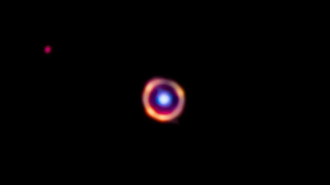 A kékkel színezett köztes galaxis mögött látható a távoli SPT0418-47, a narancssárga foltok jelölik a molekulák csomóit