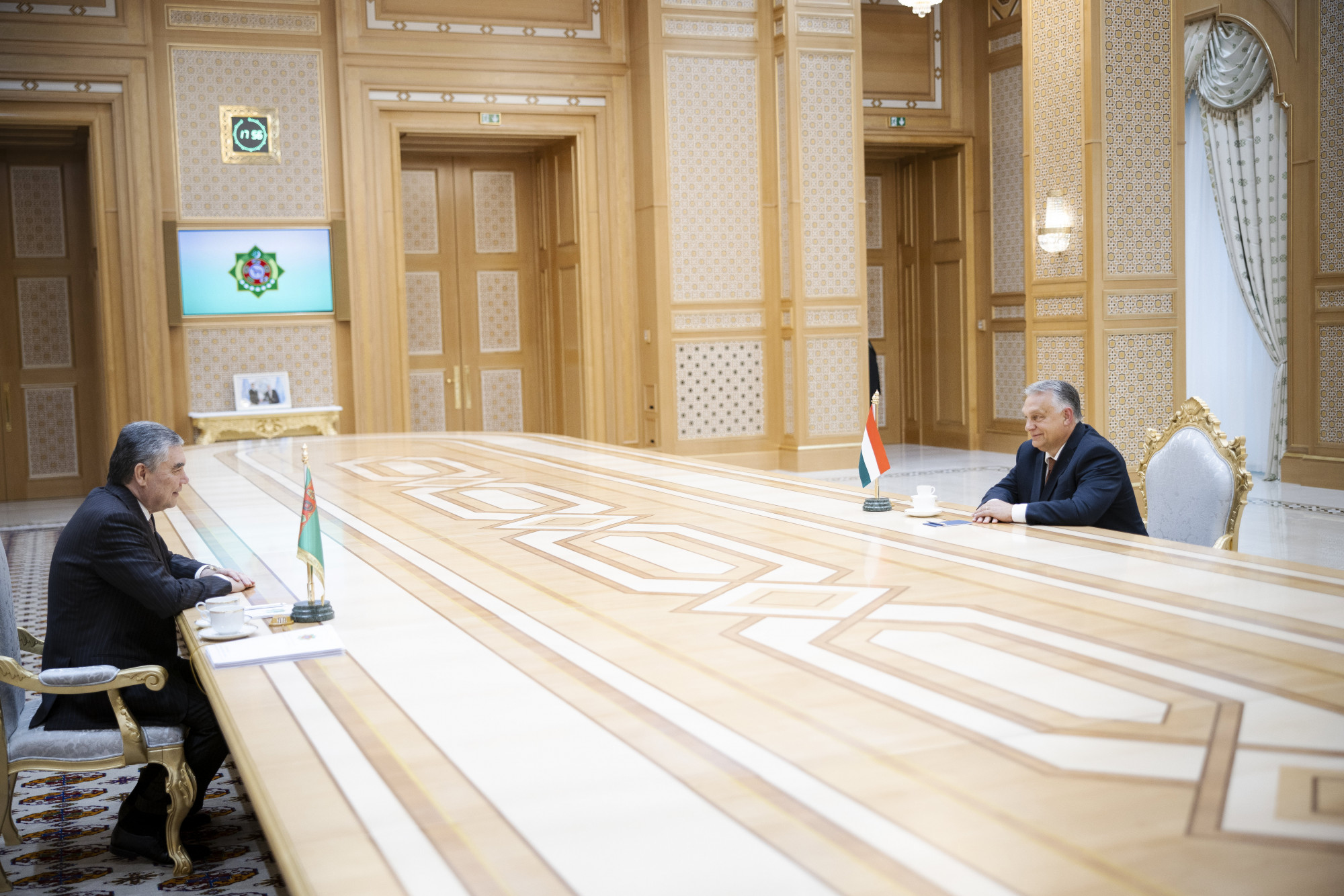 Putyin után Orbán Viktort is egy gigantikus asztalhoz ültették Türkmenisztánban