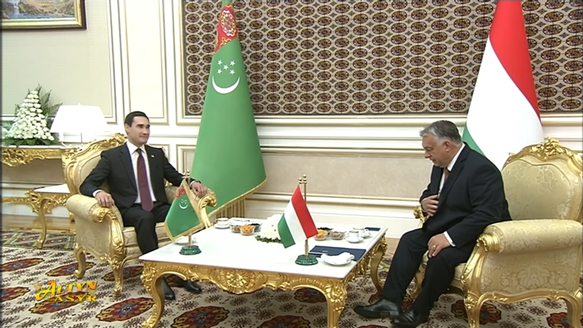Orbán Viktor aranyfotelben: Türkmenisztán végre megadta a kellő tiszteletet népünk miniszterelnökének