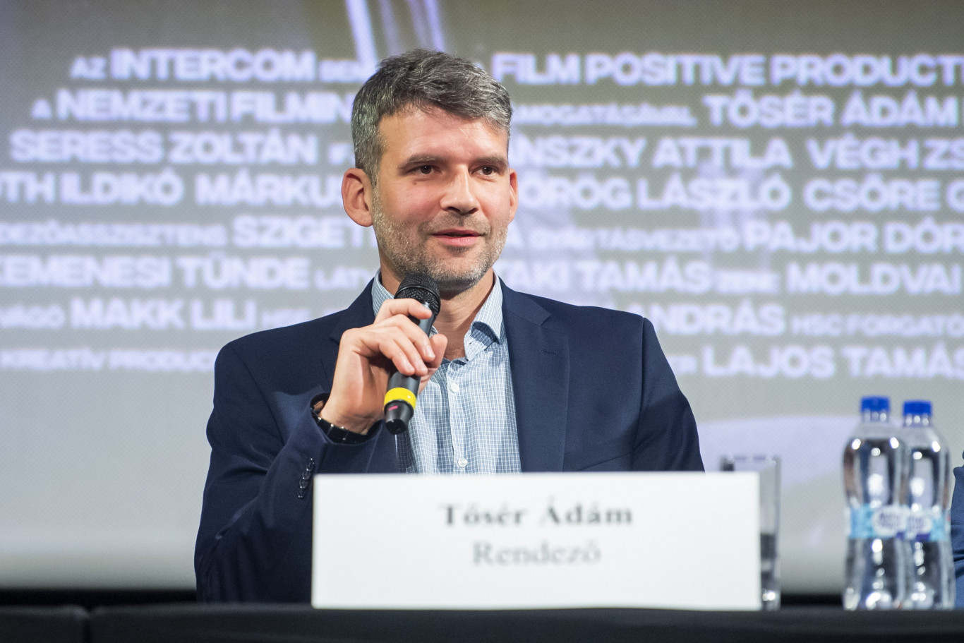 Vádat emeltek a Blokád rendezője ellen, aki egy filmfesztiválon a földre lökte és lenácizta a Népszava kritikusát