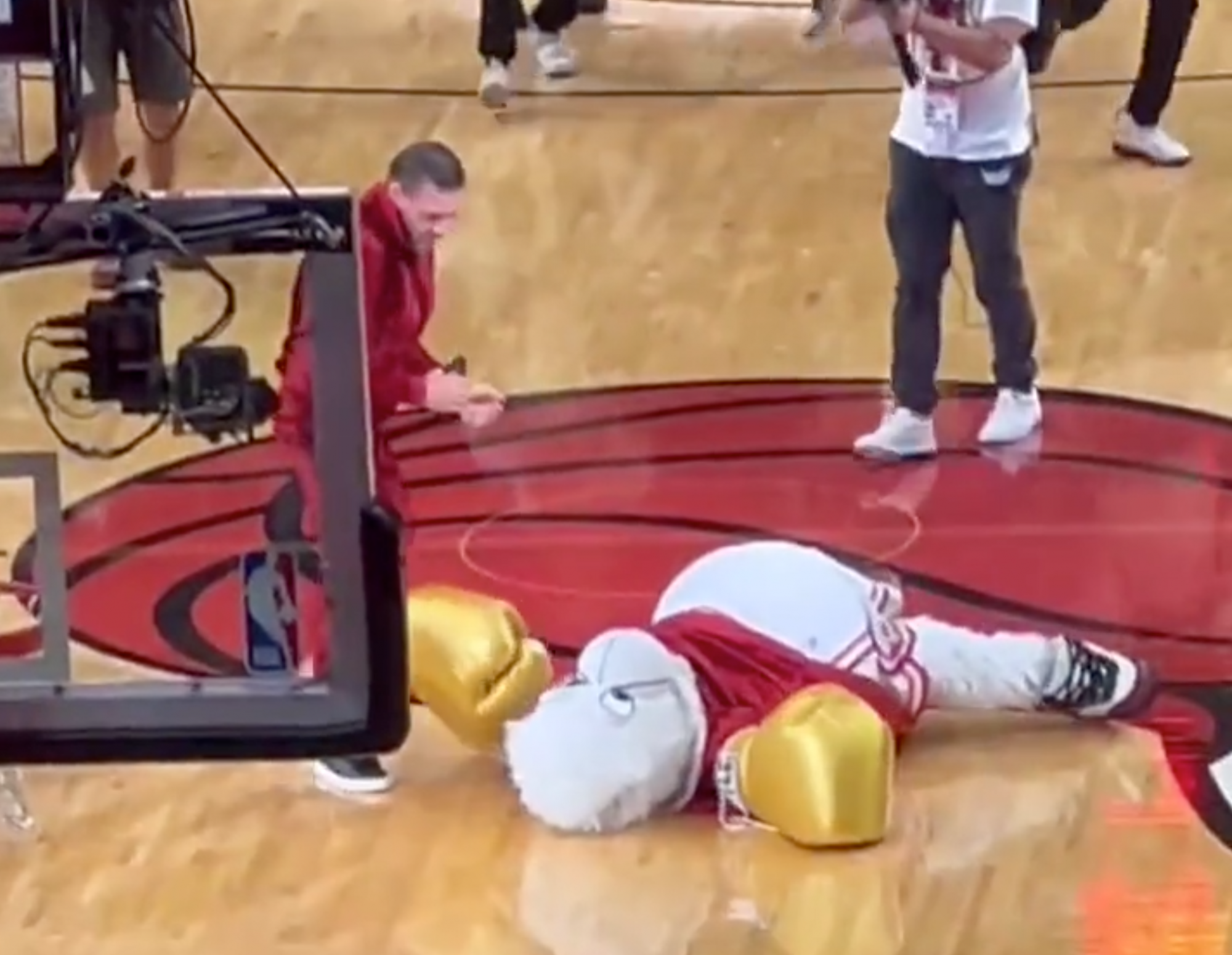 Conor McGregor játékból úgy kiütötte a kosárlabdacsapat kabaláját, hogy kórházba került