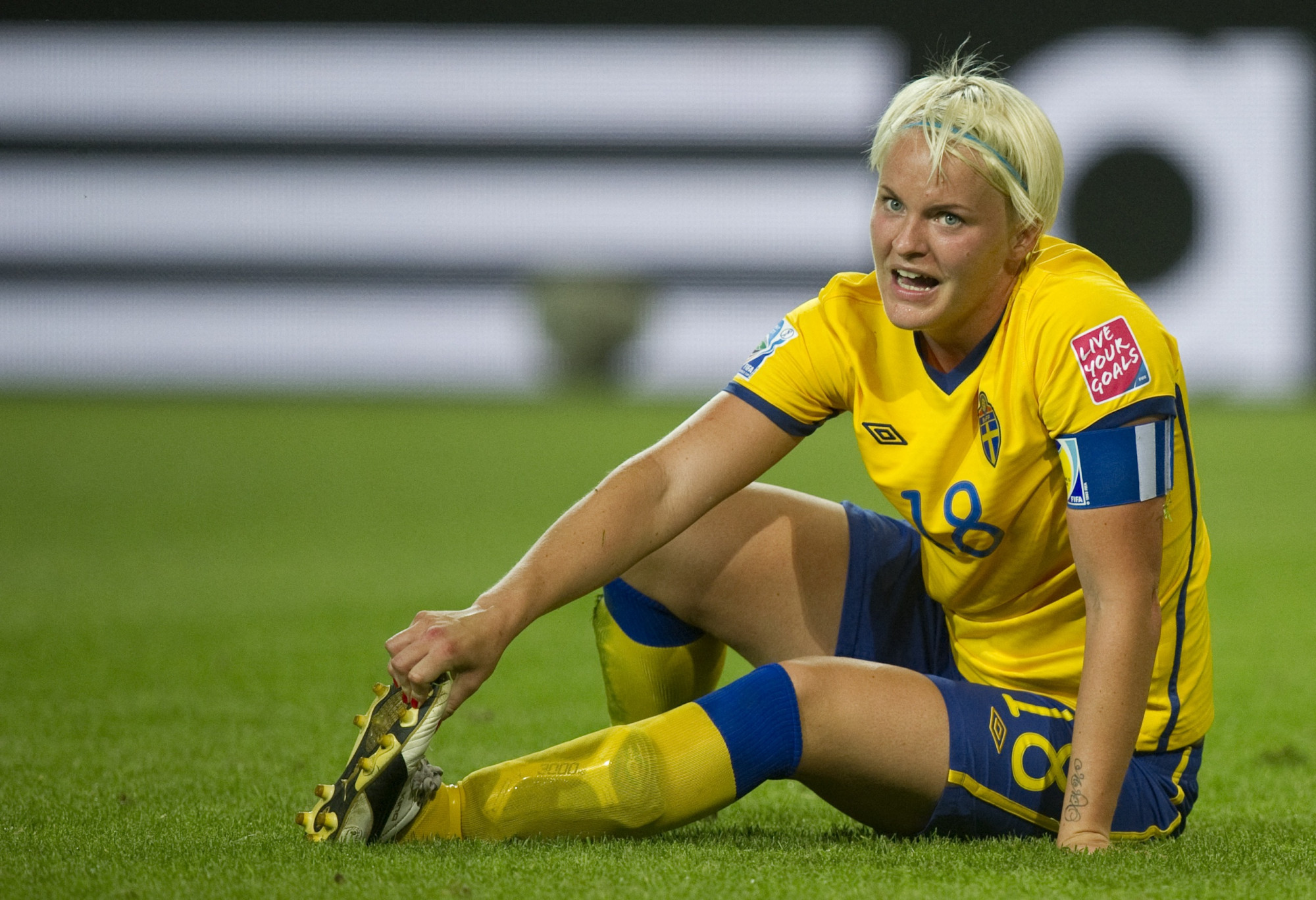 Egy volt svéd válogatott szerint a 2011-es női focivébén a focistáknak meg kellett mutatniuk, hogy nincs péniszük