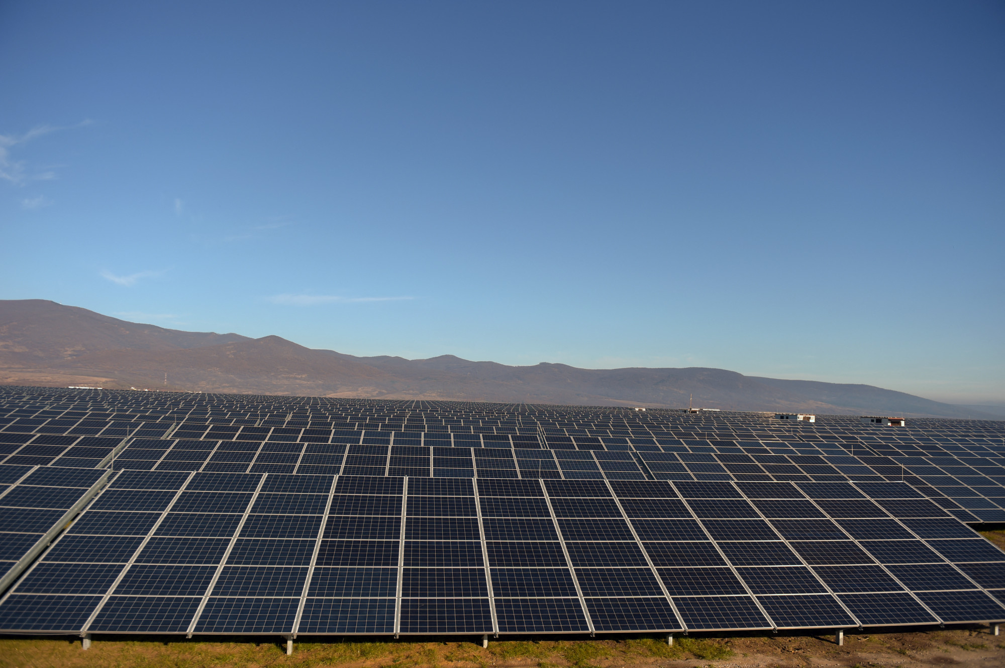 A napelemparkok termelésének szabályozása új lehetőségeket nyit meg a teljes rendszer kezelésében.