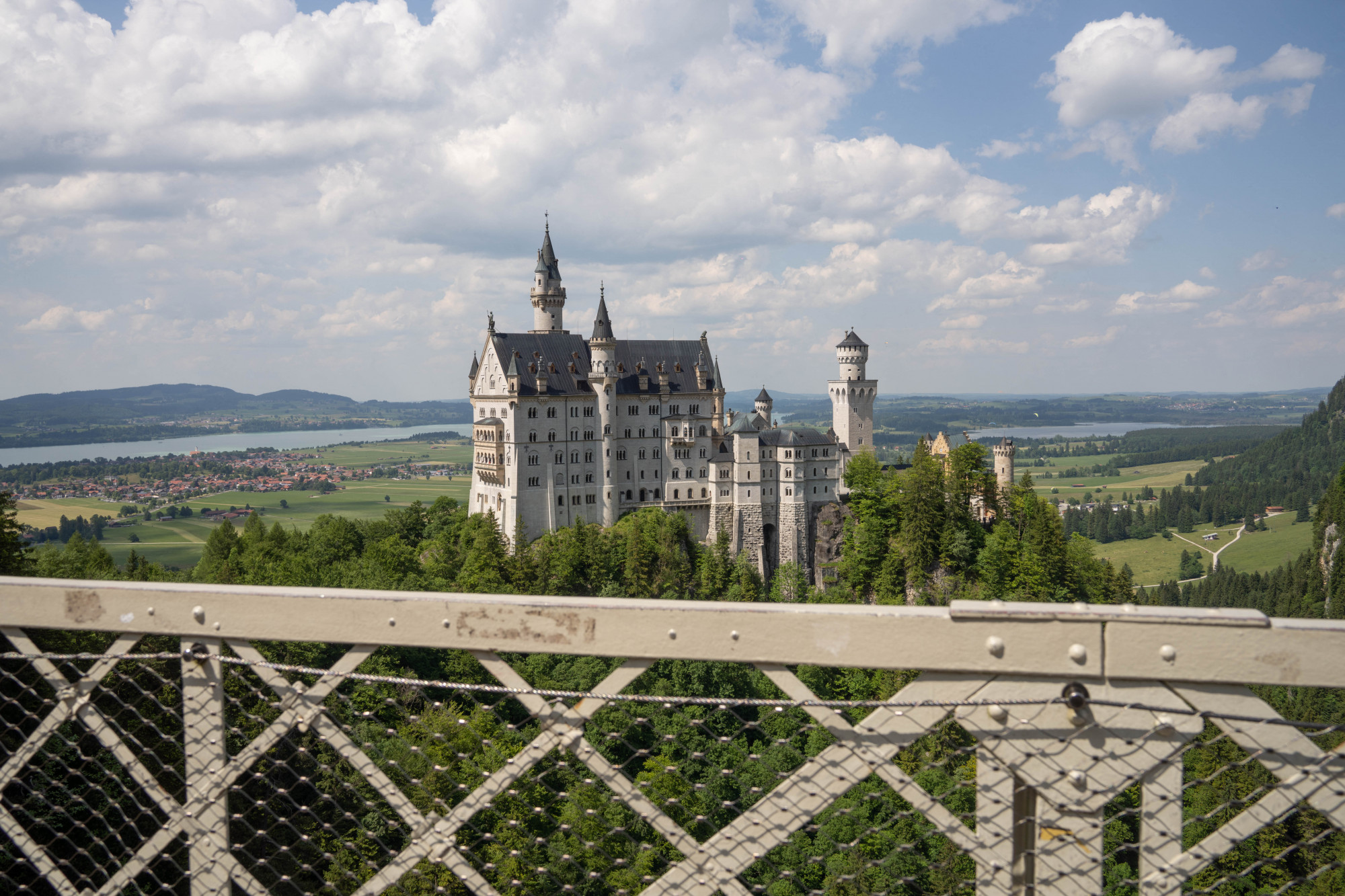 Egy férfi szakadékba lökött két lányt egy németországi kastély mellett, egyikük meghalt