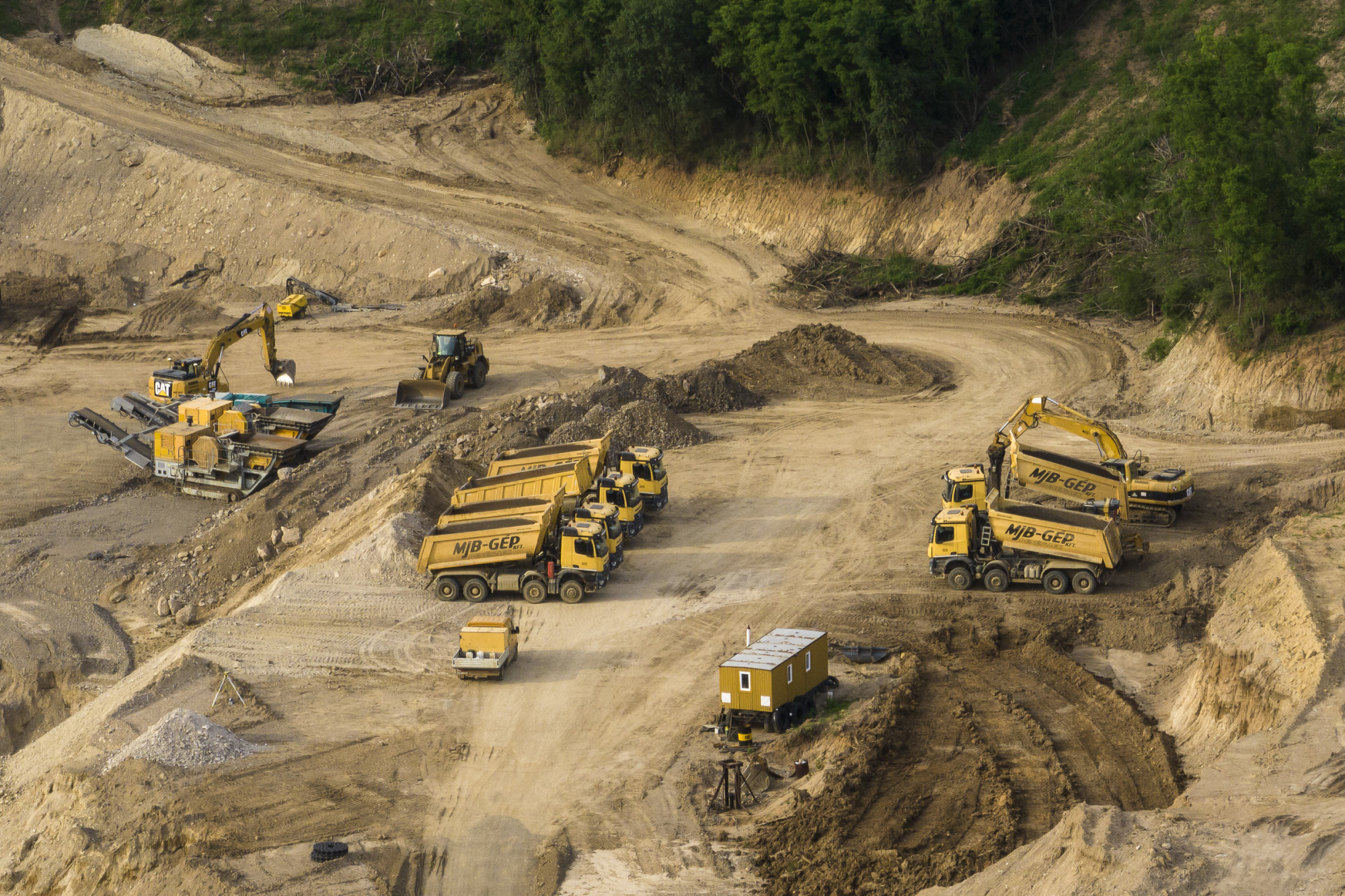 Népszava: A recski bányában továbbra is zajlanak a robbantások, miközben még folyik a sárlavina miatti rendőrségi vizsgálat