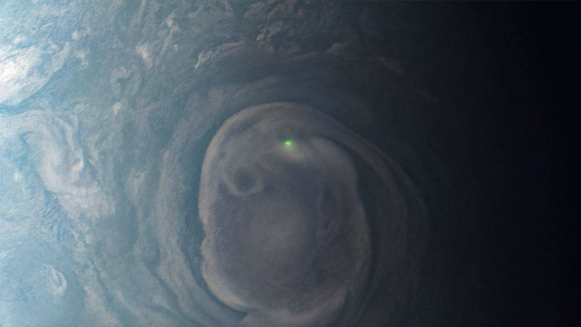 Zöld villámok a Jupiter északi pólusa környékén