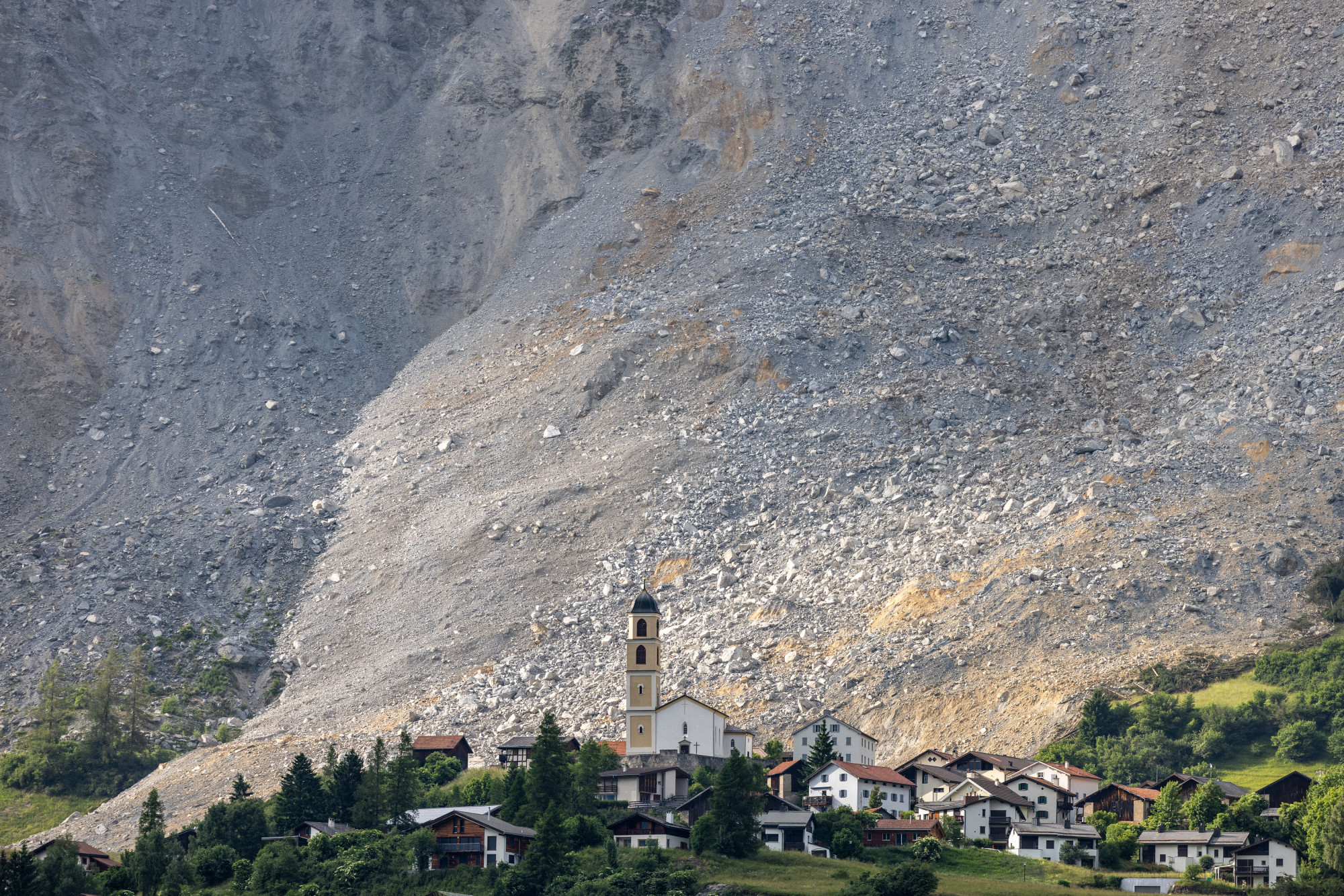 Végül nem omlott rá a közeli hegy a kiürített svájci falura, de a lakosok még mindig nem költözhetnek vissza