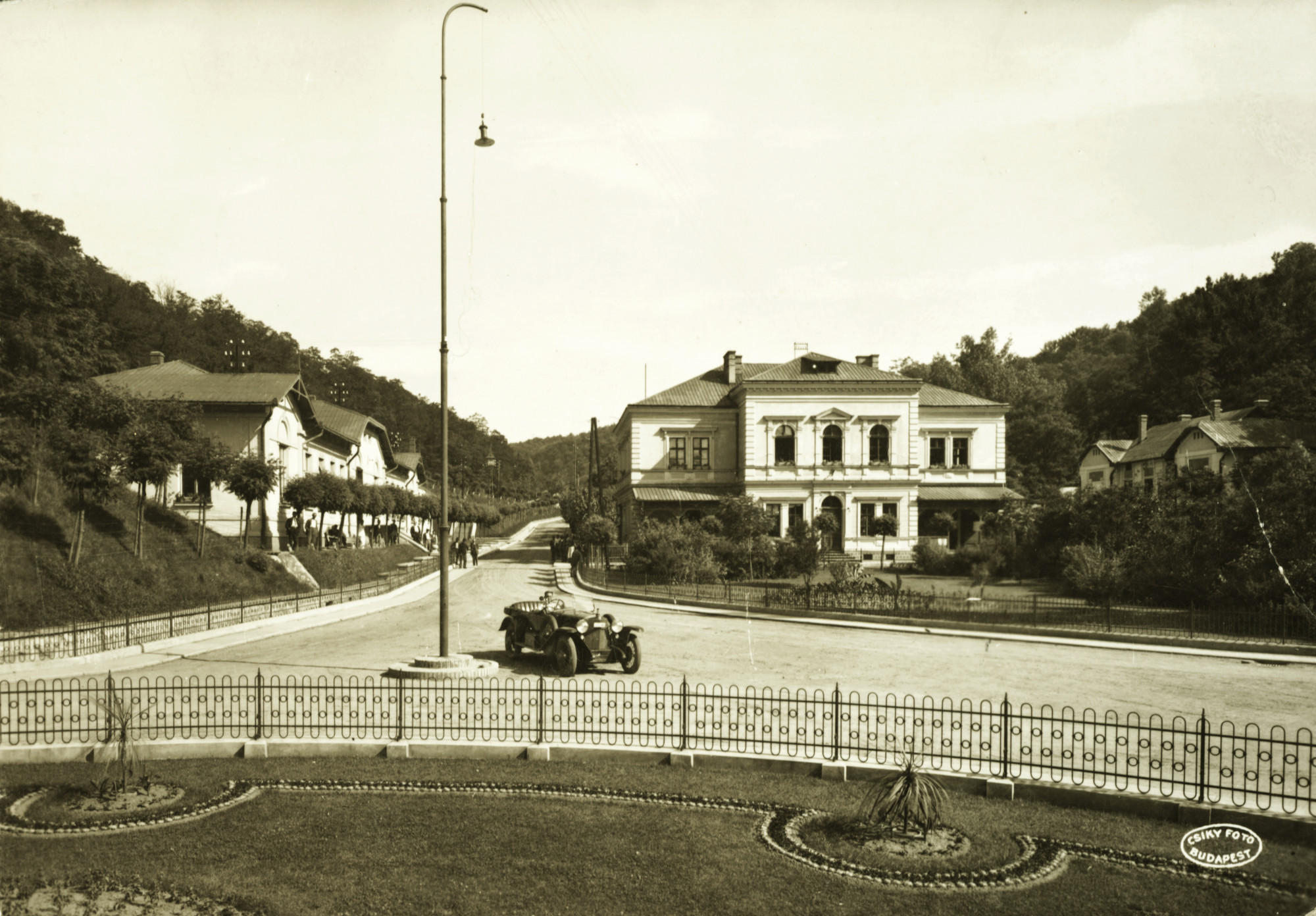 A borsodnádasdi Lemezgyártelep a Petőfi Sándor téren 1927-ben. Balra az Olvasó Egylet épülete, szemben a Tiszti Kaszinó.