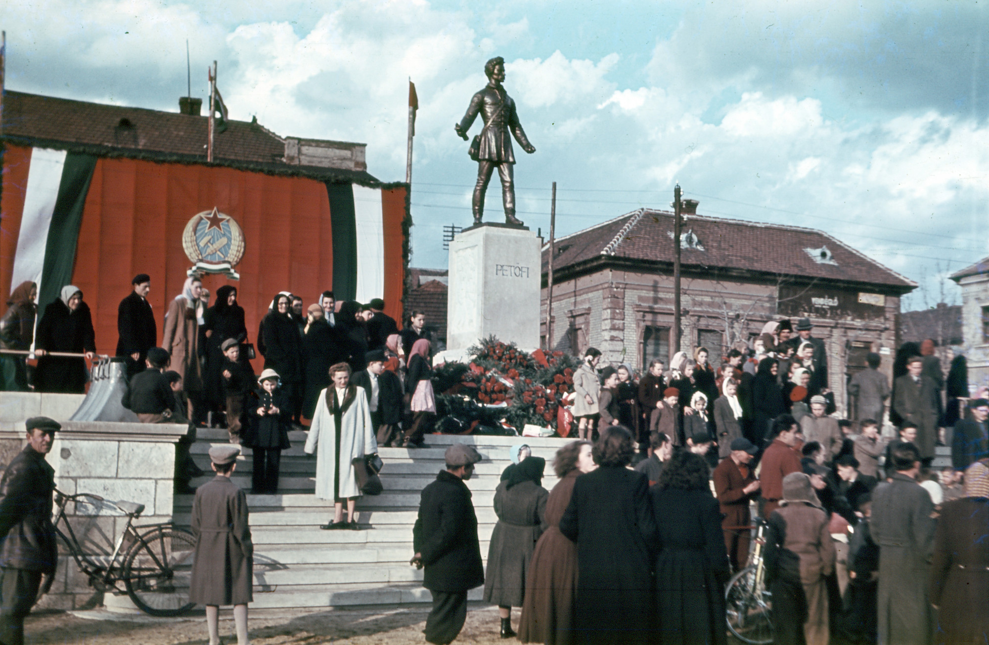 Kocsis András Petőfi szobrának leleplezése a miskolci Petőfi Sándor téren 1951-ben.
