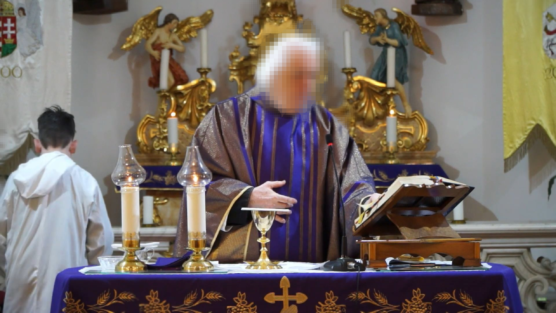 „Kiskorúval való illetlen viselkedés gyanúja miatt” eltiltottak egy politikai rendezvényeken is fellépő papot