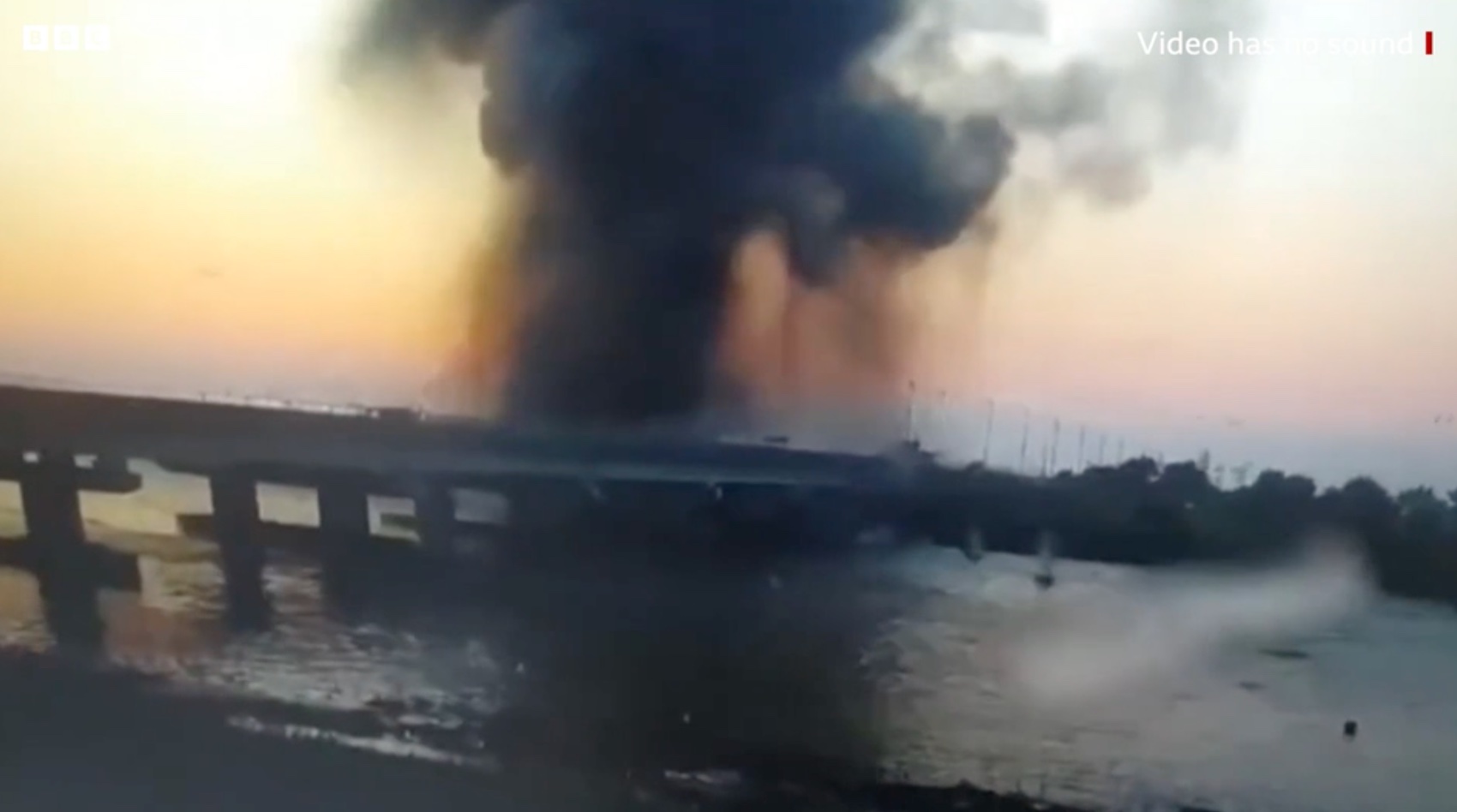 Videón a pillanat, amikor rakéta csapódott a Krímet Herszontól elválasztó hídba
