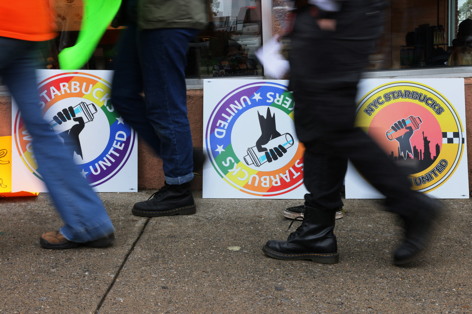 A vezetés leszedette a pride-os díszeket: háromezer starbucksos dolgozó kezd sztrájkba az Egyesült Államokban