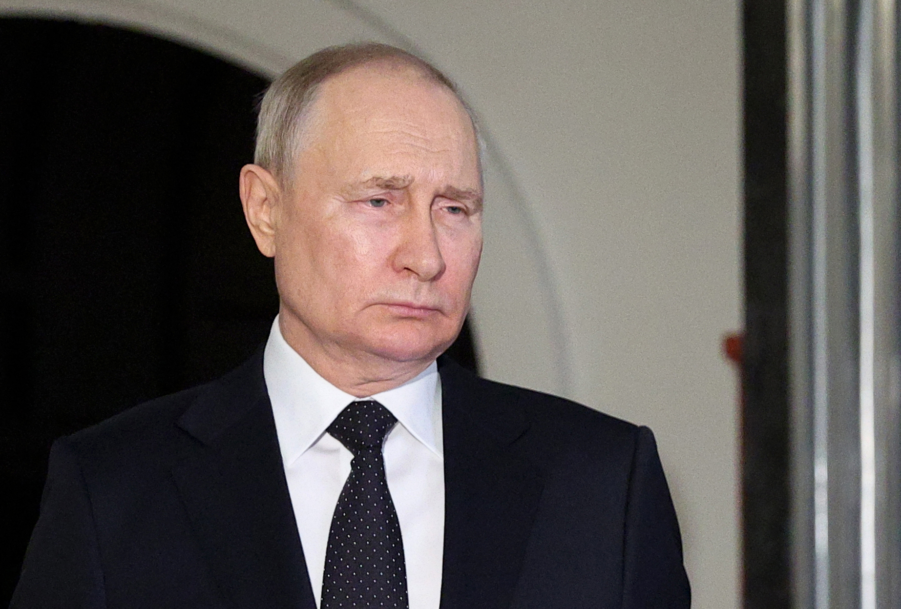 Vlagyimir Putyin 2023. június 22-én, a moszkvai Győzelmi Múzeum kiállításának megtekintése után, egy nappal Jevgenyij Prigozsin zendülése előtt se tűnt már vidámnak.