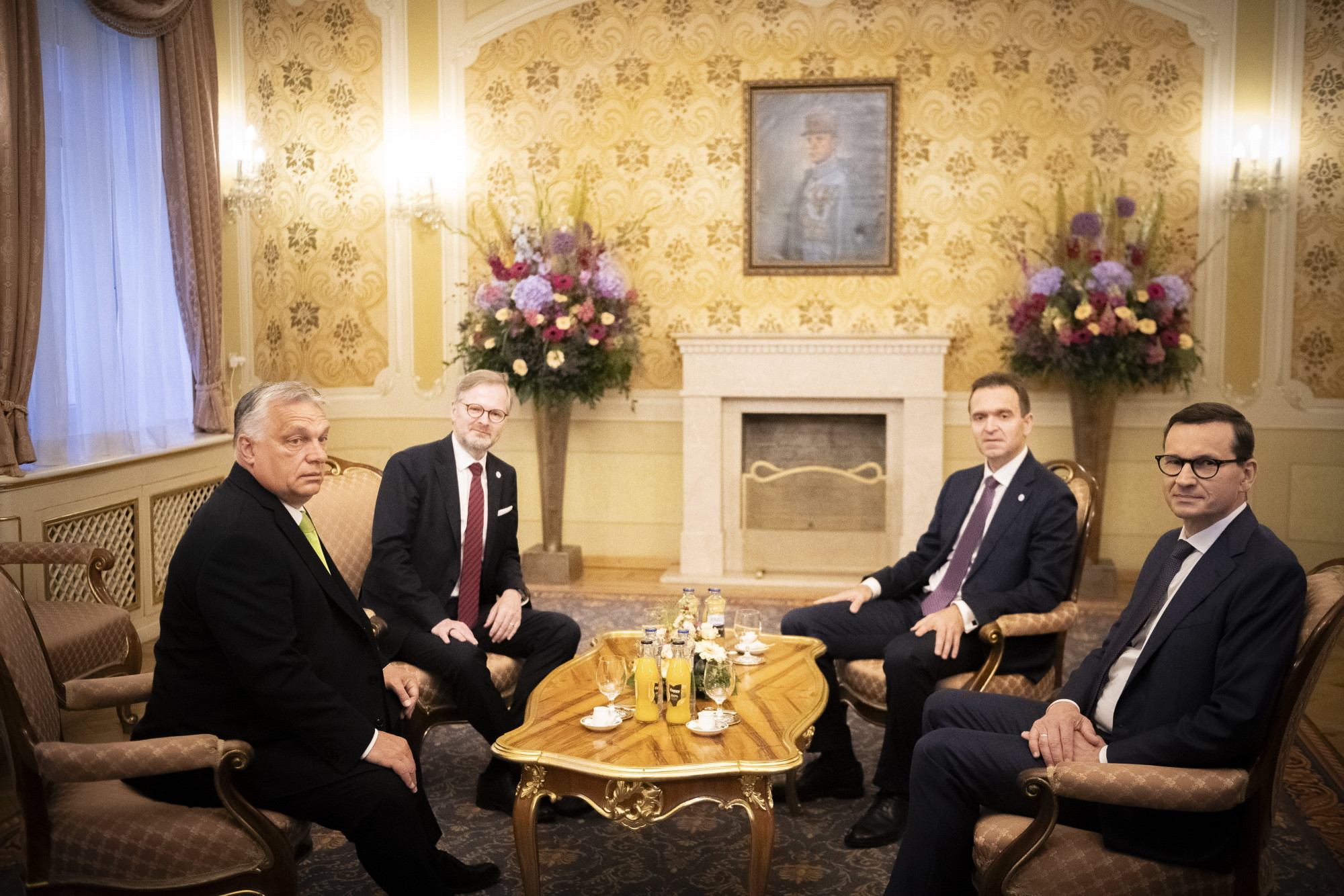 Orbán Viktor magyar, Petr Fiala cseh kormányfõ, Ódor Lajos, a szlovák kormány magyar nemzetiségû miniszterelnöke és Mateusz Morawiecki lengyel miniszterelnök (b-j) a visegrádi országok (V4) kormányfõinek csúcstalálkozóján Pozsonyban 2023. június 26-án.