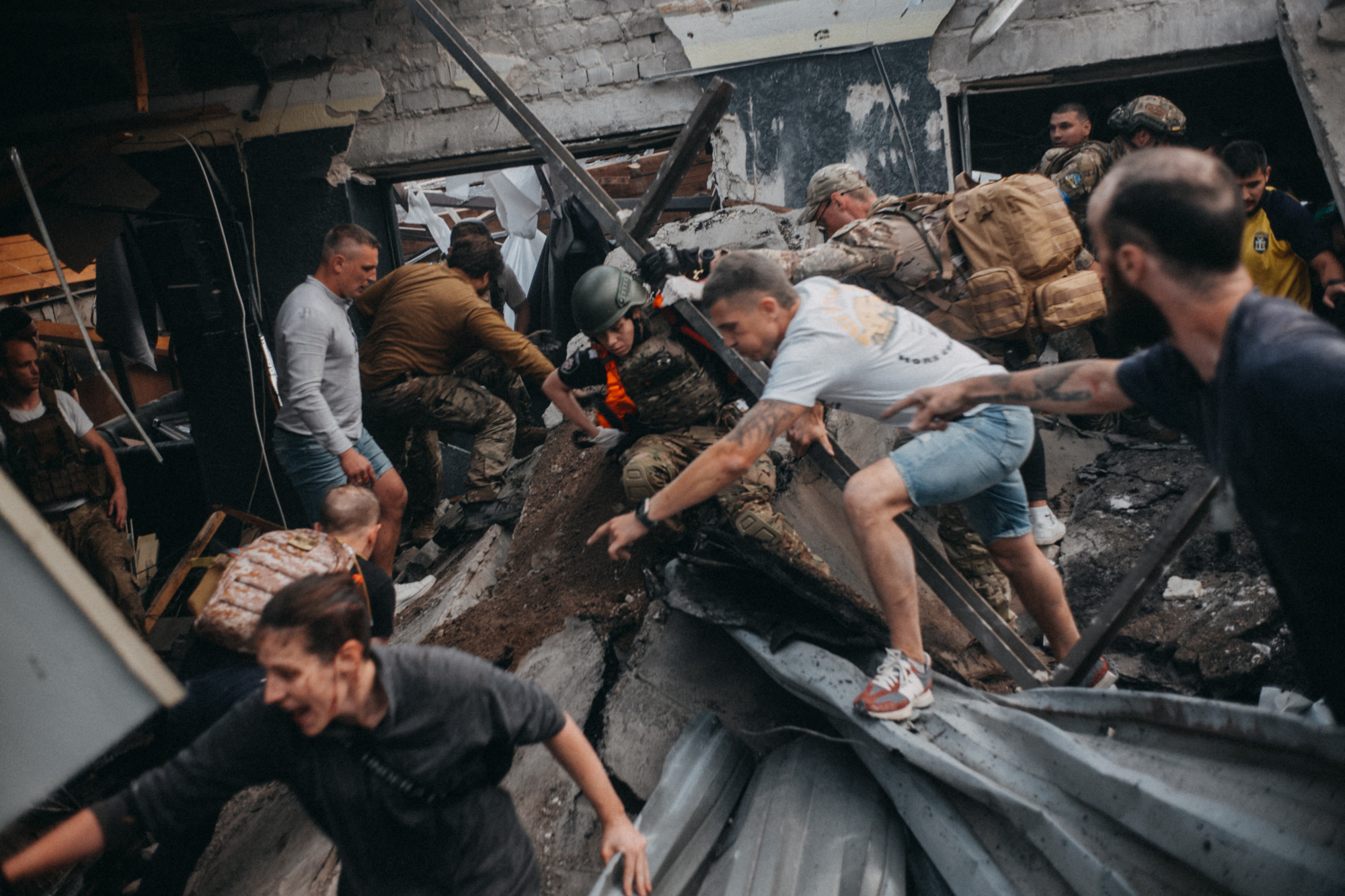 Zsúfolt pizzázót lőttek rakétával az oroszok Kelet-Ukrajnában