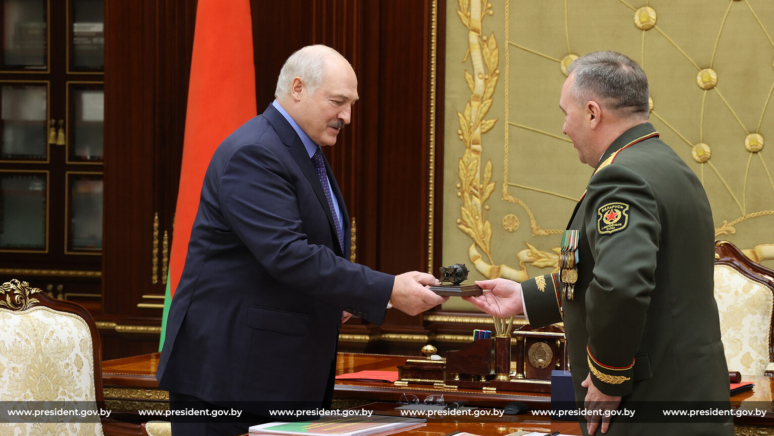 Lukasenka gyermeki izgatottsággal az arcán várta, hogy átvehessen egy mini-atombombát