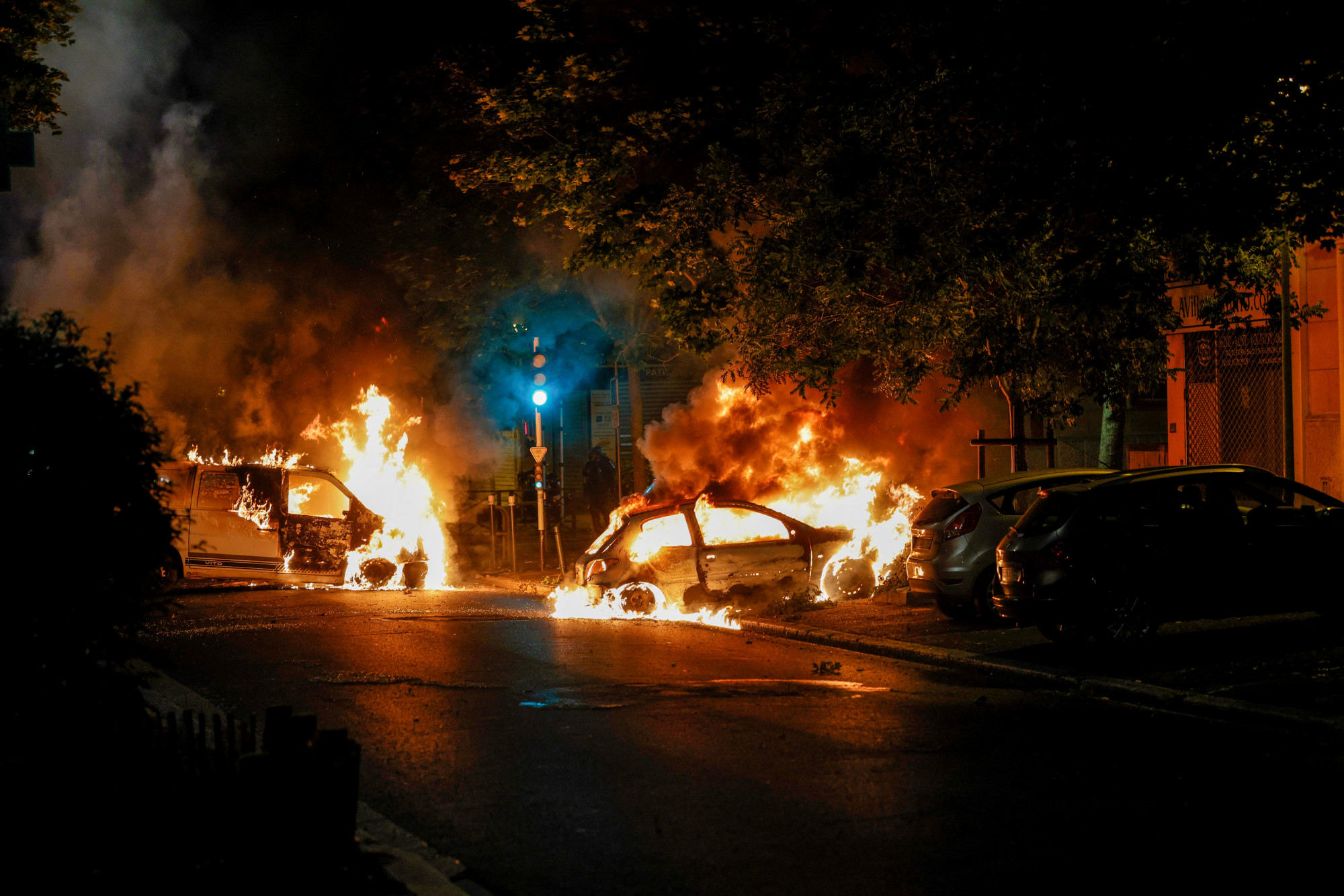 Felgyújtott autók Párizs Nanterre városrészében.