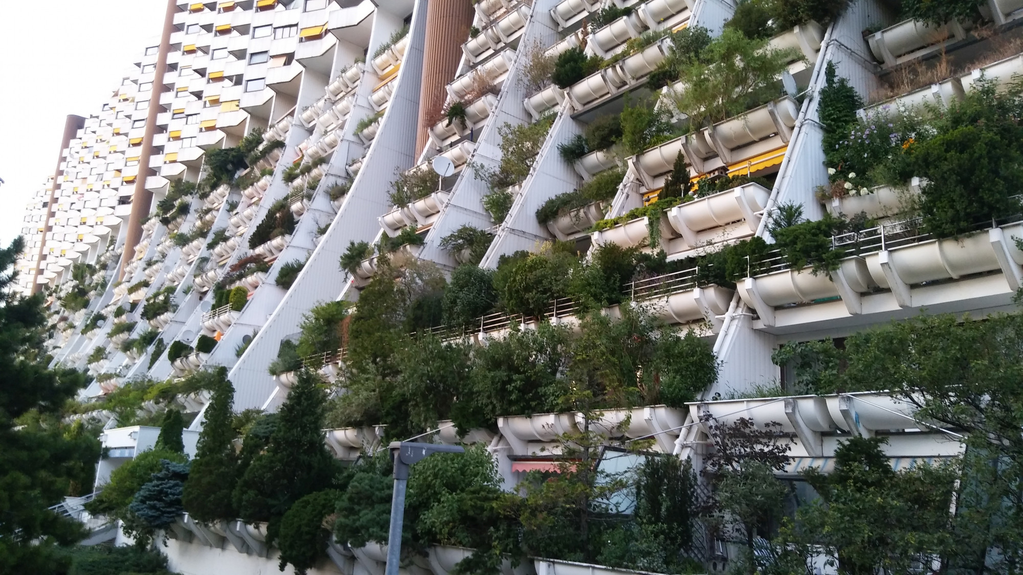 Olcsón laknál zöld környezetben, teraszos lakásban, a tetőn medencével? Bécsben megteheted!