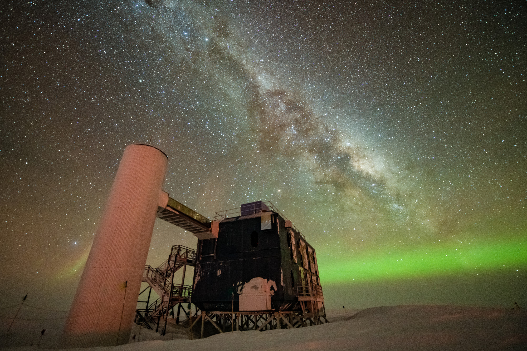 Az IceCube laboratórium a déli-sarki Amundsen-Scott állomás közelében
