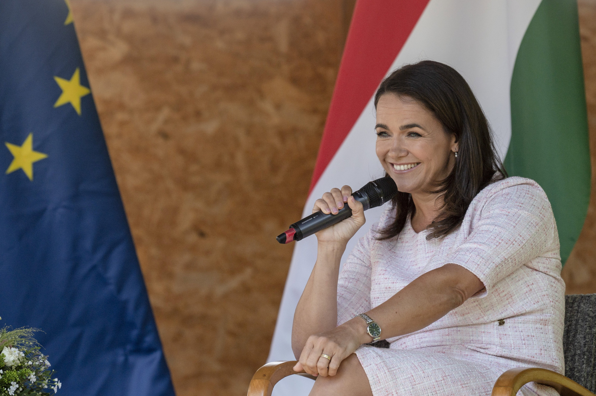 Novák Katalin köztársasági elnök a női polgármesteri találkozón a terényi faluház udvarán 2023. június 28-án.