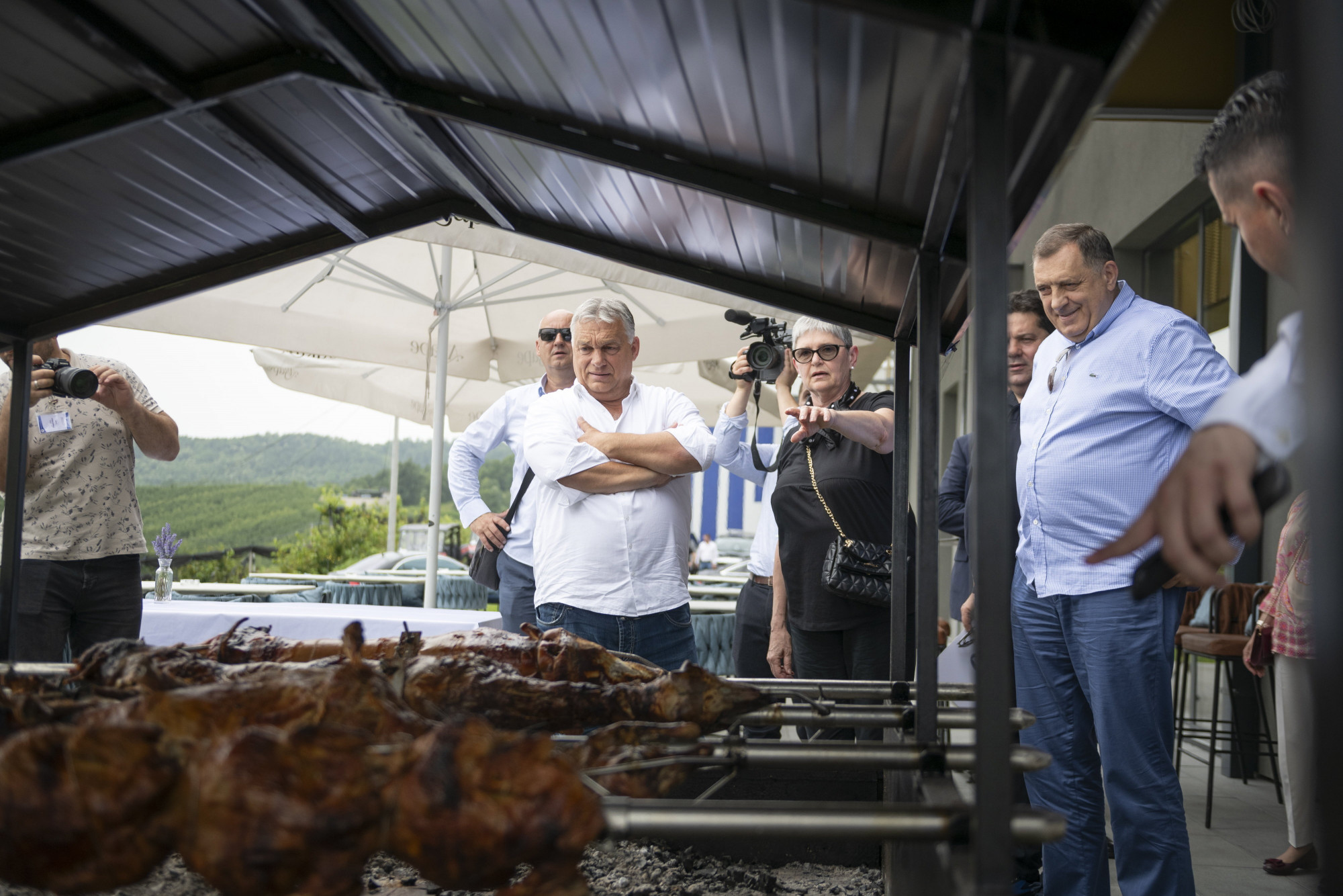 Orbán Viktor és Milorad Dodik húsokat néz a boszniai Banja Lukánál