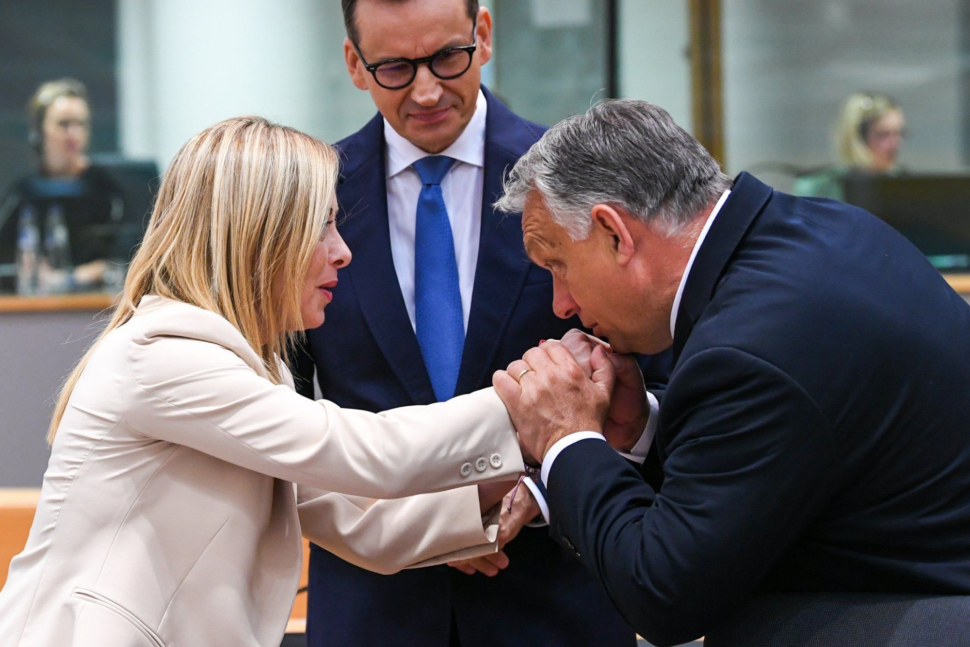 Meloni igyekezett meggyőzni Orbánt és Morawieczkit az EU-csúcson