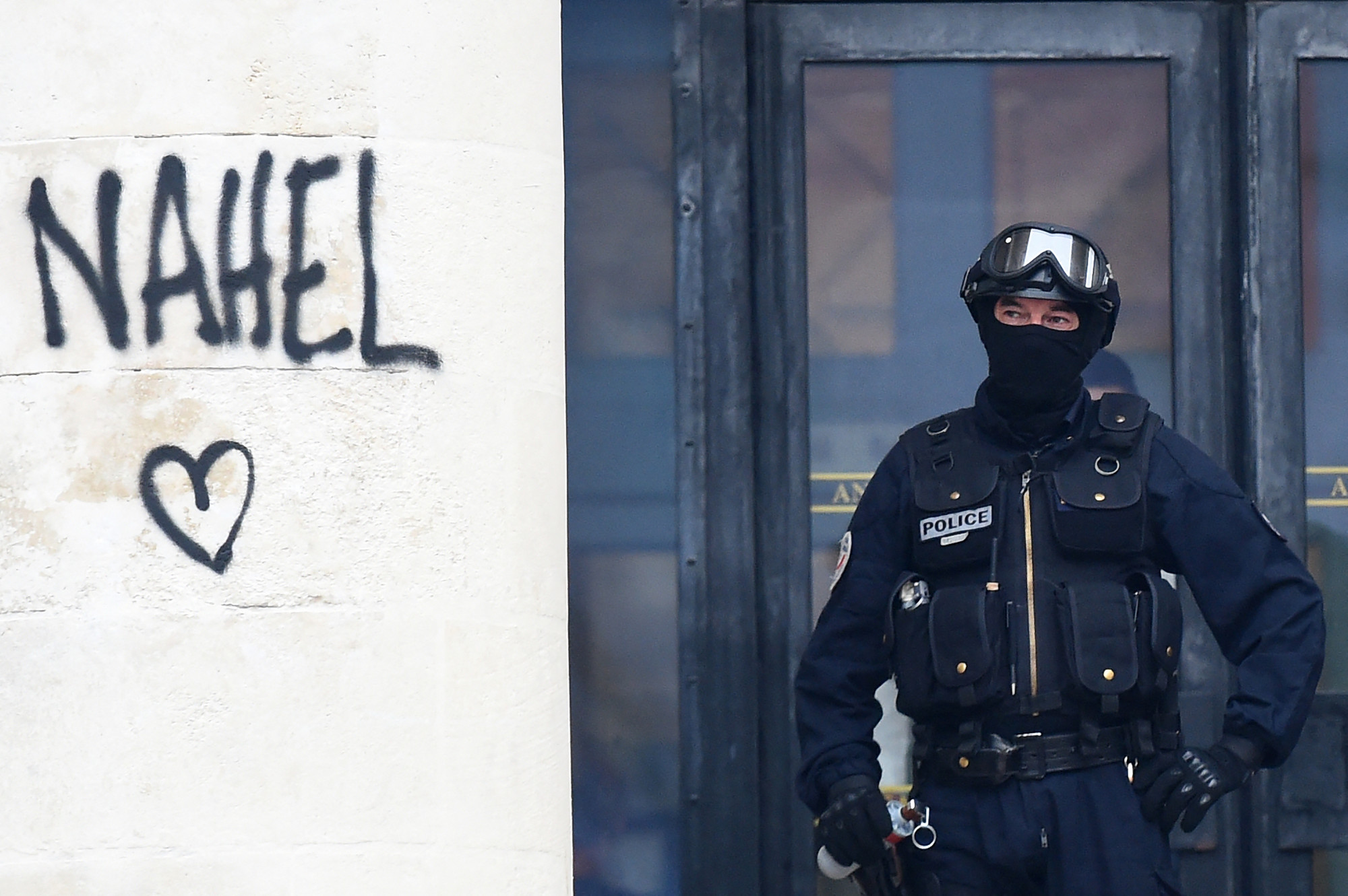 Folytatódnak a zavargások Franciaországban, újabb ötszáz embert tartóztattak le